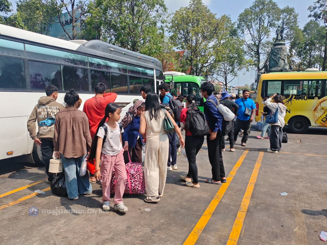 ទិដ្ឋភាព និងសកម្មភាពបងប្អូនប្រជាពលរដ្ឋច្រើនកុះករ បានកំពុងមកទទួលសេវារថយន្តក្រុងសាធារណ: " ជិះដោយមិនបង់ប្រាក់ "របស់រដ្ឋបាលរាជធានីភ្នំពេញក្រោយពីជួបជុំបងប្អូនគ្រួសារ ក្នុងឱកាសអបអរសាទរពិធីបុណ្យចូលឆ្នាំថ្មីប្រពៃណីជាតិខ្មែររួច  - image 6