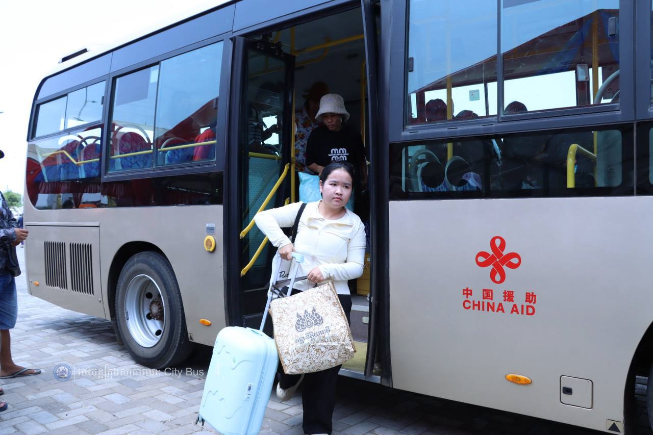 ទិដ្ឋភាព និងសកម្មភាពបងប្អូនប្រជាពលរដ្ឋច្រើនកុះករ បានកំពុងមកទទួលសេវារថយន្តក្រុងសាធារណ: " ជិះដោយមិនបង់ប្រាក់ "របស់រដ្ឋបាលរាជធានីភ្នំពេញក្រោយពីជួបជុំបងប្អូនគ្រួសារ ក្នុងឱកាសអបអរសាទរពិធីបុណ្យចូលឆ្នាំថ្មីប្រពៃណីជាតិខ្មែររួច  - image 7