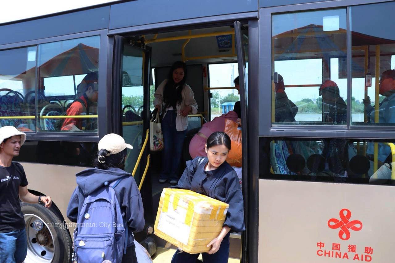 ទិដ្ឋភាព និងសកម្មភាពបងប្អូនប្រជាពលរដ្ឋច្រើនកុះករ បានកំពុងមកទទួលសេវារថយន្តក្រុងសាធារណ: " ជិះដោយមិនបង់ប្រាក់ "របស់រដ្ឋបាលរាជធានីភ្នំពេញក្រោយពីជួបជុំបងប្អូនគ្រួសារ ក្នុងឱកាសអបអរសាទរពិធីបុណ្យចូលឆ្នាំថ្មីប្រពៃណីជាតិខ្មែររួច  - image 8