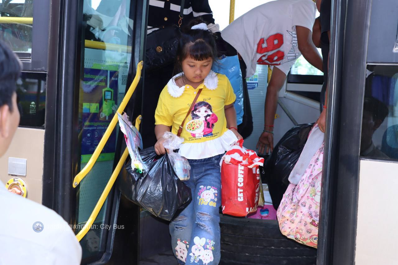 ទិដ្ឋភាព និងសកម្មភាពបងប្អូនប្រជាពលរដ្ឋច្រើនកុះករ បានកំពុងមកទទួលសេវារថយន្តក្រុងសាធារណ: " ជិះដោយមិនបង់ប្រាក់ "របស់រដ្ឋបាលរាជធានីភ្នំពេញក្រោយពីជួបជុំបងប្អូនគ្រួសារ ក្នុងឱកាសអបអរសាទរពិធីបុណ្យចូលឆ្នាំថ្មីប្រពៃណីជាតិខ្មែររួច  - image 9