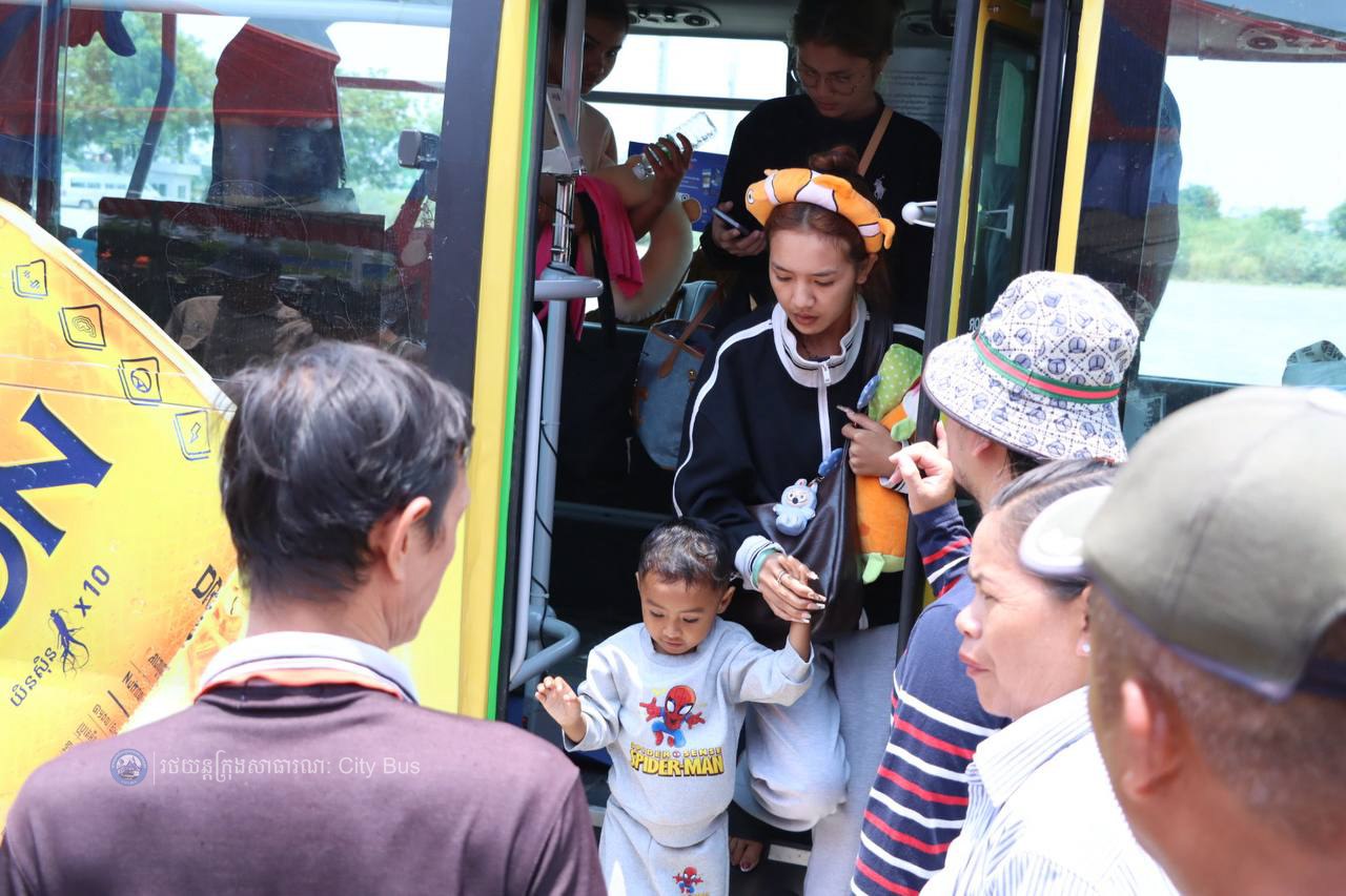 ទិដ្ឋភាព និងសកម្មភាពបងប្អូនប្រជាពលរដ្ឋច្រើនកុះករ បានកំពុងមកទទួលសេវារថយន្តក្រុងសាធារណ: " ជិះដោយមិនបង់ប្រាក់ "របស់រដ្ឋបាលរាជធានីភ្នំពេញក្រោយពីជួបជុំបងប្អូនគ្រួសារ ក្នុងឱកាសអបអរសាទរពិធីបុណ្យចូលឆ្នាំថ្មីប្រពៃណីជាតិខ្មែររួច  - image 10