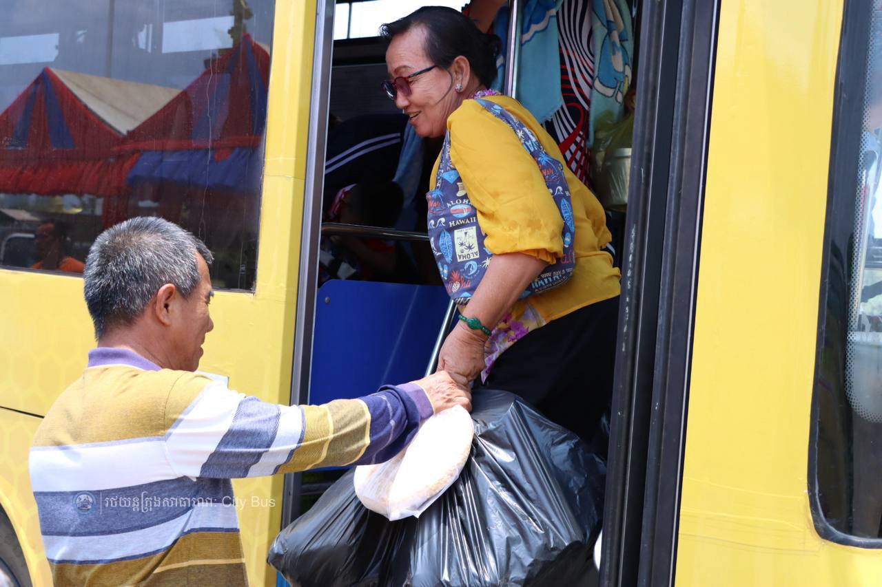 ទិដ្ឋភាព និងសកម្មភាពបងប្អូនប្រជាពលរដ្ឋច្រើនកុះករ បានកំពុងមកទទួលសេវារថយន្តក្រុងសាធារណ: " ជិះដោយមិនបង់ប្រាក់ "របស់រដ្ឋបាលរាជធានីភ្នំពេញក្រោយពីជួបជុំបងប្អូនគ្រួសារ ក្នុងឱកាសអបអរសាទរពិធីបុណ្យចូលឆ្នាំថ្មីប្រពៃណីជាតិខ្មែររួច  - image 11