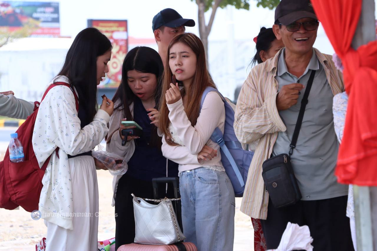 ទិដ្ឋភាព និងសកម្មភាពបងប្អូនប្រជាពលរដ្ឋច្រើនកុះករ បានកំពុងមកទទួលសេវារថយន្តក្រុងសាធារណ: " ជិះដោយមិនបង់ប្រាក់ "របស់រដ្ឋបាលរាជធានីភ្នំពេញក្រោយពីជួបជុំបងប្អូនគ្រួសារ ក្នុងឱកាសអបអរសាទរពិធីបុណ្យចូលឆ្នាំថ្មីប្រពៃណីជាតិខ្មែររួច  - image 12