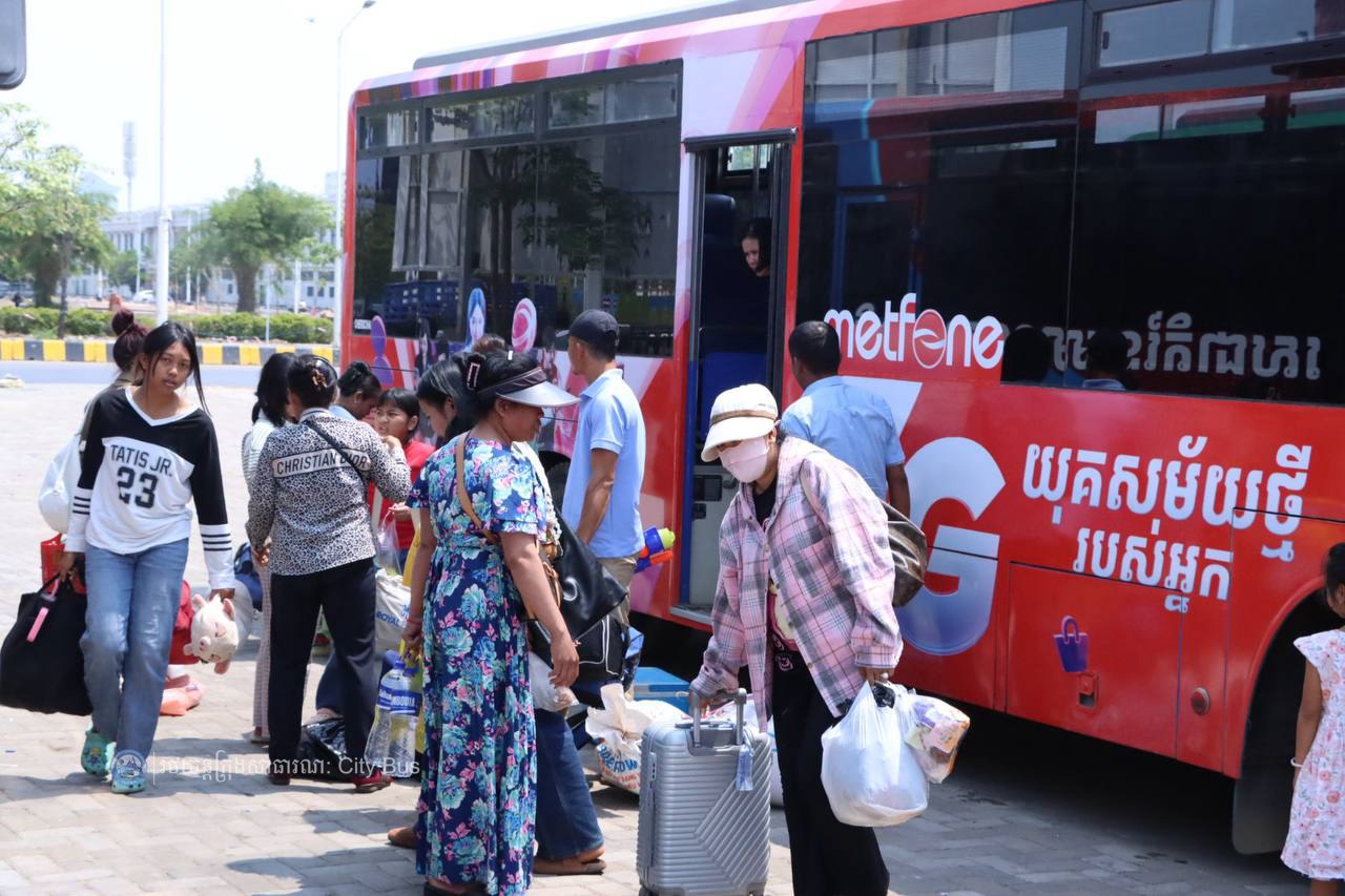 ទិដ្ឋភាព និងសកម្មភាពបងប្អូនប្រជាពលរដ្ឋច្រើនកុះករ បានកំពុងមកទទួលសេវារថយន្តក្រុងសាធារណ: " ជិះដោយមិនបង់ប្រាក់ "របស់រដ្ឋបាលរាជធានីភ្នំពេញក្រោយពីជួបជុំបងប្អូនគ្រួសារ ក្នុងឱកាសអបអរសាទរពិធីបុណ្យចូលឆ្នាំថ្មីប្រពៃណីជាតិខ្មែររួច  - image 13