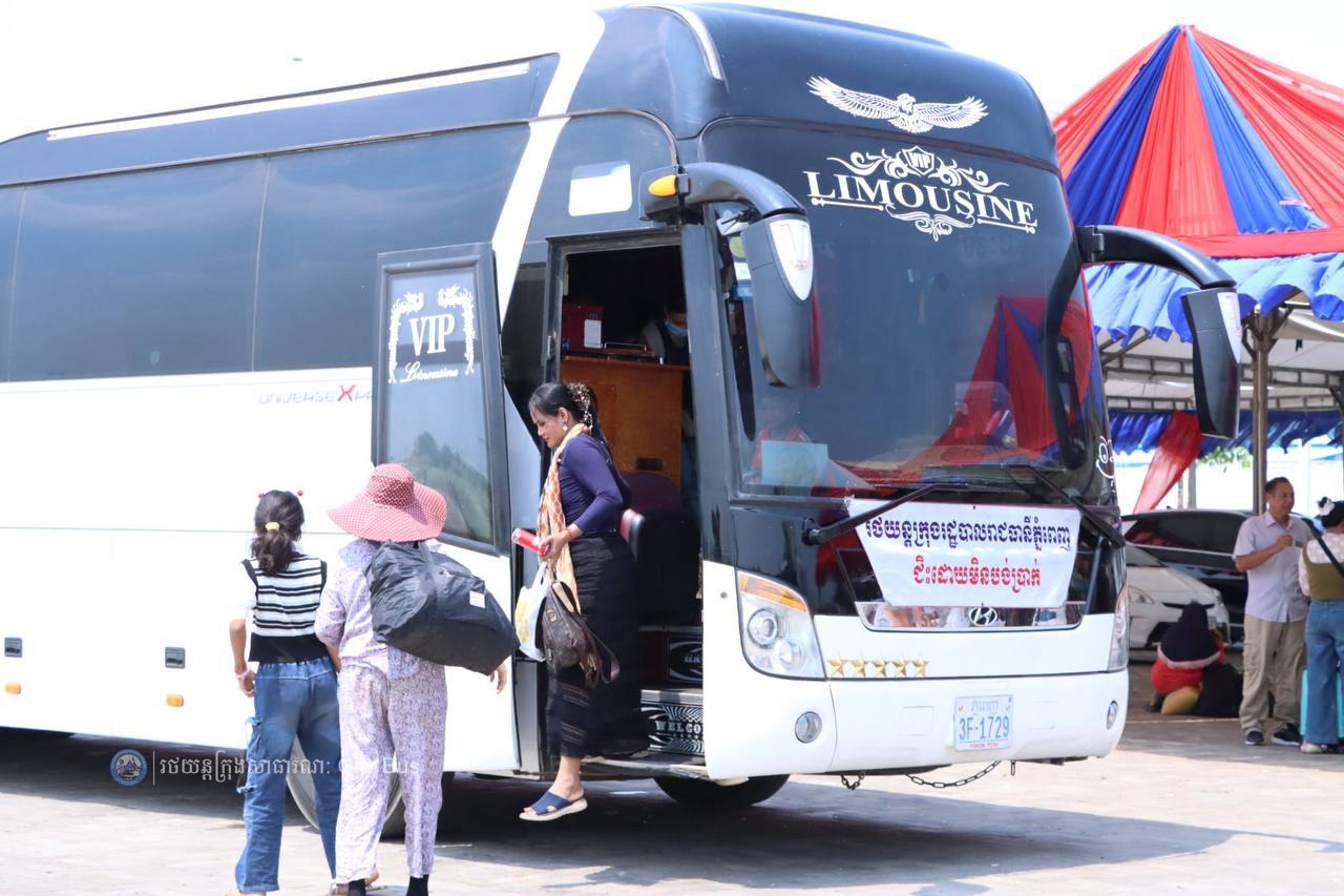 ទិដ្ឋភាព និងសកម្មភាពបងប្អូនប្រជាពលរដ្ឋច្រើនកុះករ បានកំពុងមកទទួលសេវារថយន្តក្រុងសាធារណ: " ជិះដោយមិនបង់ប្រាក់ "របស់រដ្ឋបាលរាជធានីភ្នំពេញក្រោយពីជួបជុំបងប្អូនគ្រួសារ ក្នុងឱកាសអបអរសាទរពិធីបុណ្យចូលឆ្នាំថ្មីប្រពៃណីជាតិខ្មែររួច  - image 14