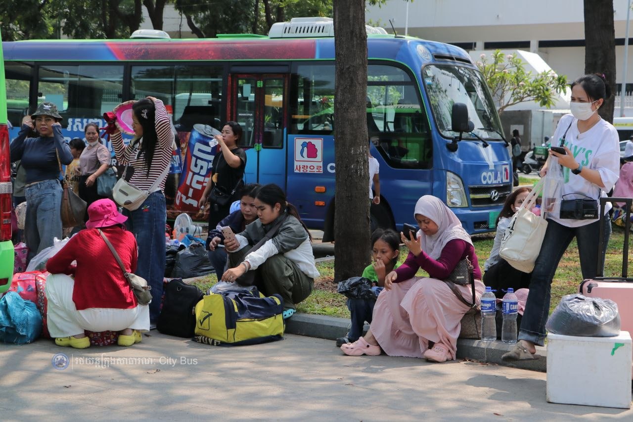 ទិដ្ឋភាព និងសកម្មភាពបងប្អូនប្រជាពលរដ្ឋច្រើនកុះករ បានកំពុងមកទទួលសេវារថយន្តក្រុងសាធារណ: " ជិះដោយមិនបង់ប្រាក់ "របស់រដ្ឋបាលរាជធានីភ្នំពេញក្រោយពីជួបជុំបងប្អូនគ្រួសារ ក្នុងឱកាសអបអរសាទរពិធីបុណ្យចូលឆ្នាំថ្មីប្រពៃណីជាតិខ្មែររួច  - image 15