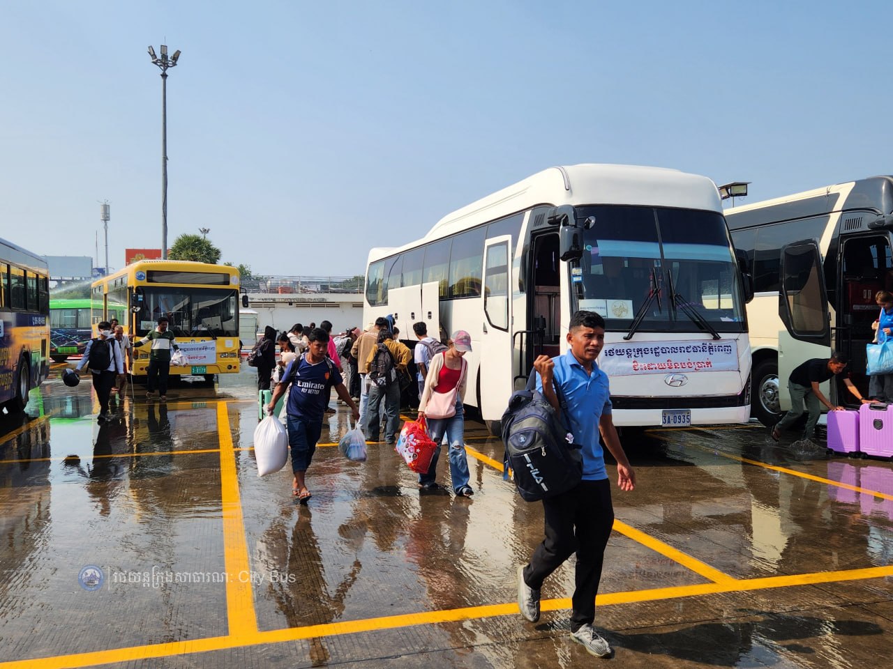 ទិដ្ឋភាព និងសកម្មភាពបងប្អូនប្រជាពលរដ្ឋច្រើនកុះករ បានកំពុងមកទទួលសេវារថយន្តក្រុងសាធារណ: " ជិះដោយមិនបង់ប្រាក់ "របស់រដ្ឋបាលរាជធានីភ្នំពេញក្រោយពីជួបជុំបងប្អូនគ្រួសារ ក្នុងឱកាសអបអរសាទរពិធីបុណ្យចូលឆ្នាំថ្មីប្រពៃណីជាតិខ្មែររួច  - image 16