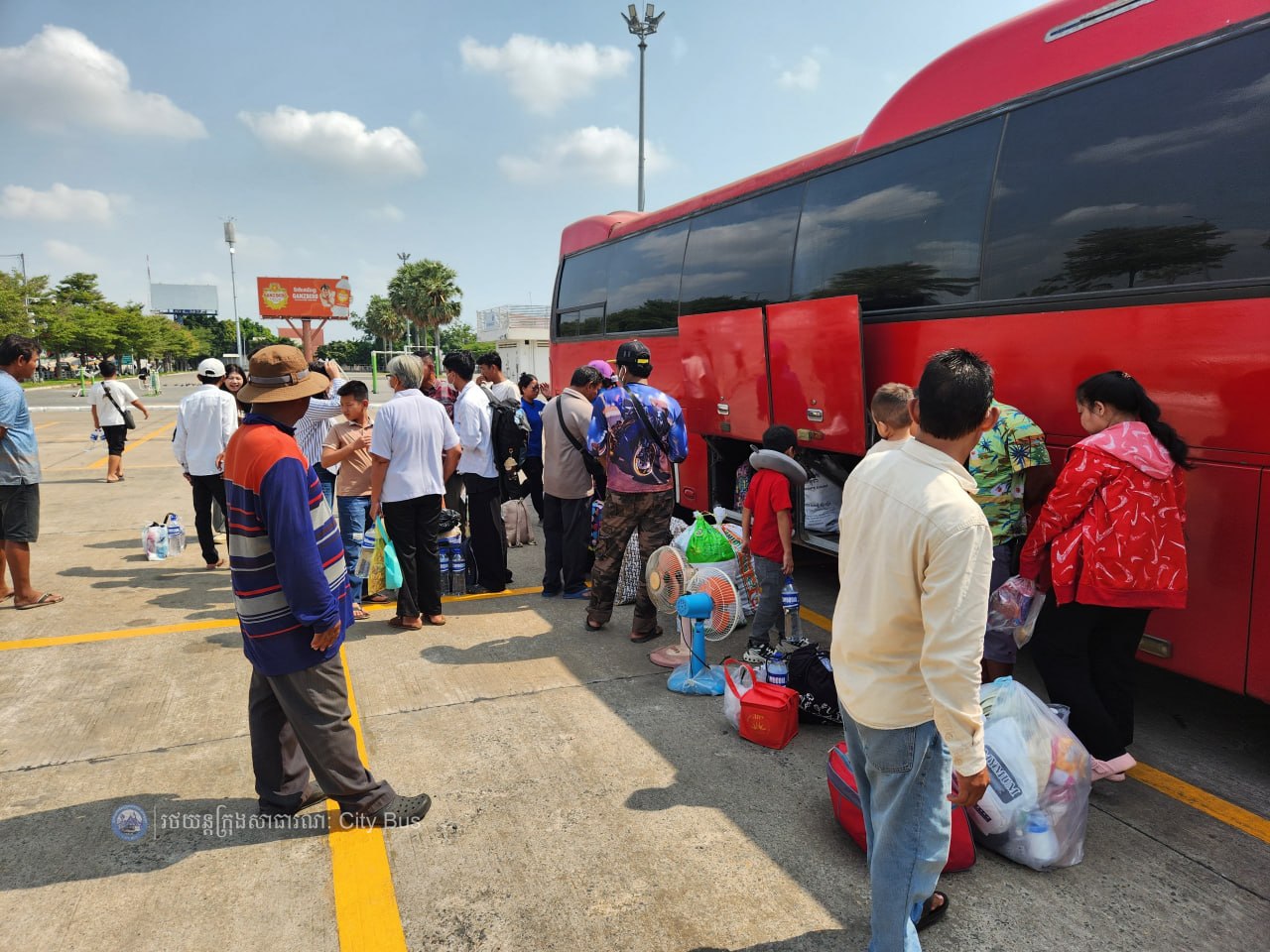 ទិដ្ឋភាព និងសកម្មភាពបងប្អូនប្រជាពលរដ្ឋច្រើនកុះករ បានកំពុងមកទទួលសេវារថយន្តក្រុងសាធារណ: " ជិះដោយមិនបង់ប្រាក់ "របស់រដ្ឋបាលរាជធានីភ្នំពេញក្រោយពីជួបជុំបងប្អូនគ្រួសារ ក្នុងឱកាសអបអរសាទរពិធីបុណ្យចូលឆ្នាំថ្មីប្រពៃណីជាតិខ្មែររួច  - image 17