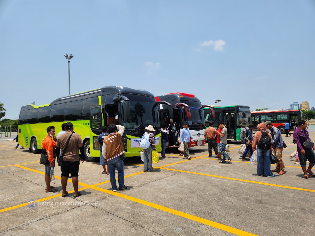 ទិដ្ឋភាព និងសកម្មភាពបងប្អូនប្រជាពលរដ្ឋច្រើនកុះករ បានកំពុងមកទទួលសេវារថយន្តក្រុងសាធារណ: " ជិះដោយមិនបង់ប្រាក់ "របស់រដ្ឋបាលរាជធានីភ្នំពេញក្រោយពីជួបជុំបងប្អូនគ្រួសារ ក្នុងឱកាសអបអរសាទរពិធីបុណ្យចូលឆ្នាំថ្មីប្រពៃណីជាតិខ្មែររួច  - image 18