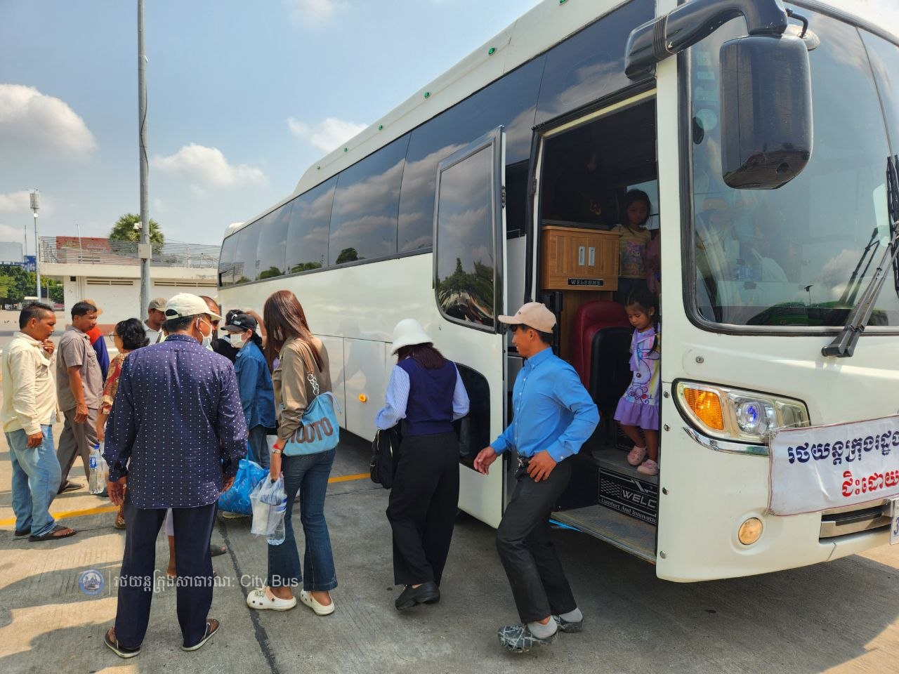 ទិដ្ឋភាព និងសកម្មភាពបងប្អូនប្រជាពលរដ្ឋច្រើនកុះករ បានកំពុងមកទទួលសេវារថយន្តក្រុងសាធារណ: " ជិះដោយមិនបង់ប្រាក់ "របស់រដ្ឋបាលរាជធានីភ្នំពេញក្រោយពីជួបជុំបងប្អូនគ្រួសារ ក្នុងឱកាសអបអរសាទរពិធីបុណ្យចូលឆ្នាំថ្មីប្រពៃណីជាតិខ្មែររួច  - image 19