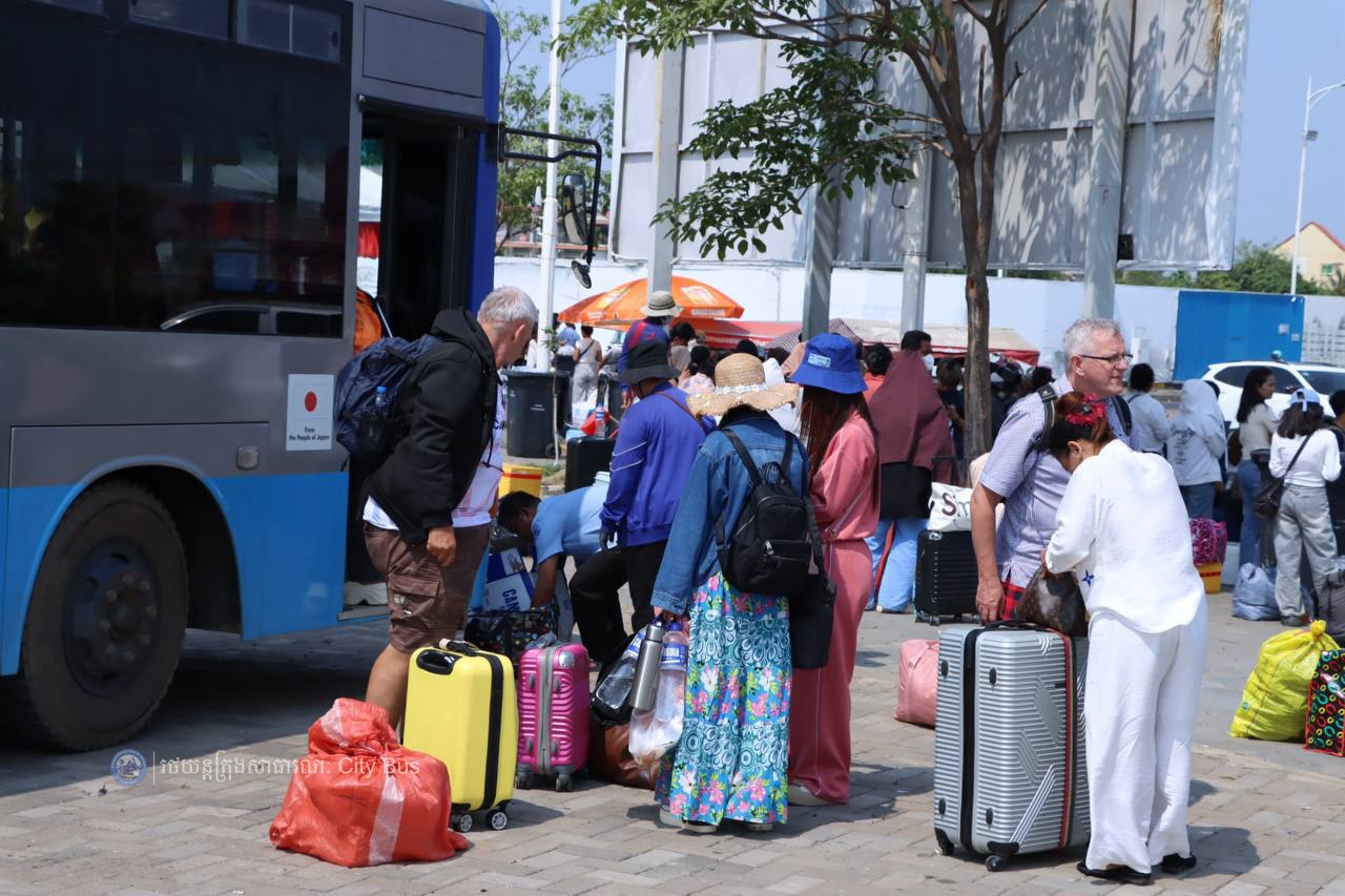 ទិដ្ឋភាព និងសកម្មភាពបងប្អូនប្រជាពលរដ្ឋច្រើនកុះករ បានកំពុងមកទទួលសេវារថយន្តក្រុងសាធារណ: " ជិះដោយមិនបង់ប្រាក់ "របស់រដ្ឋបាលរាជធានីភ្នំពេញក្រោយពីជួបជុំបងប្អូនគ្រួសារ ក្នុងឱកាសអបអរសាទរពិធីបុណ្យចូលឆ្នាំថ្មីប្រពៃណីជាតិខ្មែររួច  - image 20