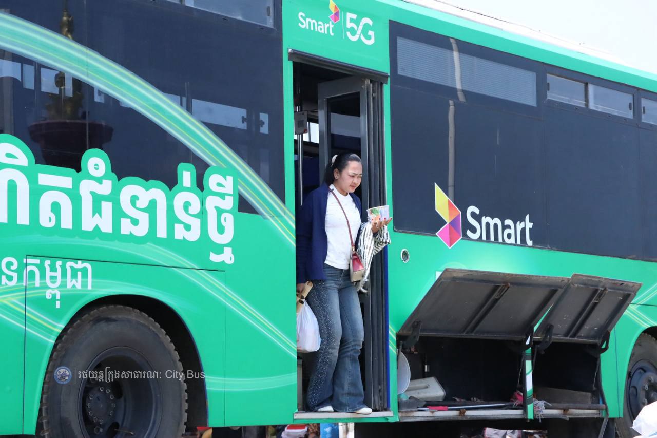ទិដ្ឋភាព និងសកម្មភាពបងប្អូនប្រជាពលរដ្ឋច្រើនកុះករ បានកំពុងមកទទួលសេវារថយន្តក្រុងសាធារណ: " ជិះដោយមិនបង់ប្រាក់ "របស់រដ្ឋបាលរាជធានីភ្នំពេញក្រោយពីជួបជុំបងប្អូនគ្រួសារ ក្នុងឱកាសអបអរសាទរពិធីបុណ្យចូលឆ្នាំថ្មីប្រពៃណីជាតិខ្មែររួច  - image 21