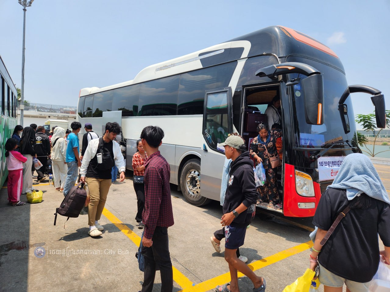 ទិដ្ឋភាព និងសកម្មភាពបងប្អូនប្រជាពលរដ្ឋច្រើនកុះករ បានកំពុងមកទទួលសេវារថយន្តក្រុងសាធារណ: " ជិះដោយមិនបង់ប្រាក់ "របស់រដ្ឋបាលរាជធានីភ្នំពេញក្រោយពីជួបជុំបងប្អូនគ្រួសារ ក្នុងឱកាសអបអរសាទរពិធីបុណ្យចូលឆ្នាំថ្មីប្រពៃណីជាតិខ្មែររួច  - image 22