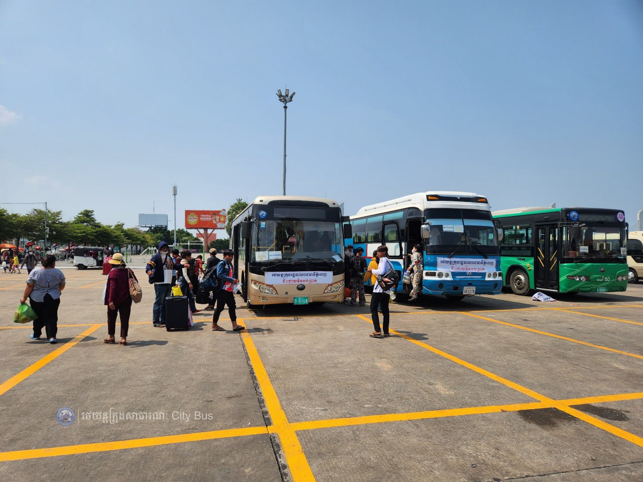 ទិដ្ឋភាព និងសកម្មភាពបងប្អូនប្រជាពលរដ្ឋច្រើនកុះករ បានកំពុងមកទទួលសេវារថយន្តក្រុងសាធារណ: " ជិះដោយមិនបង់ប្រាក់ "របស់រដ្ឋបាលរាជធានីភ្នំពេញក្រោយពីជួបជុំបងប្អូនគ្រួសារ ក្នុងឱកាសអបអរសាទរពិធីបុណ្យចូលឆ្នាំថ្មីប្រពៃណីជាតិខ្មែររួច  - image 23