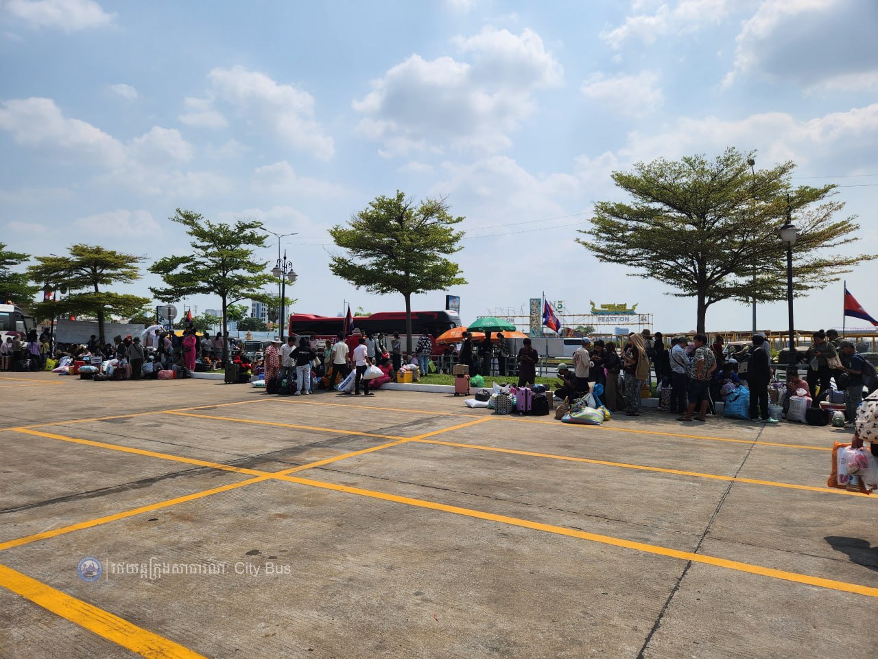 ទិដ្ឋភាព និងសកម្មភាពបងប្អូនប្រជាពលរដ្ឋច្រើនកុះករ បានកំពុងមកទទួលសេវារថយន្តក្រុងសាធារណ: " ជិះដោយមិនបង់ប្រាក់ "របស់រដ្ឋបាលរាជធានីភ្នំពេញក្រោយពីជួបជុំបងប្អូនគ្រួសារ ក្នុងឱកាសអបអរសាទរពិធីបុណ្យចូលឆ្នាំថ្មីប្រពៃណីជាតិខ្មែររួច  - image 24