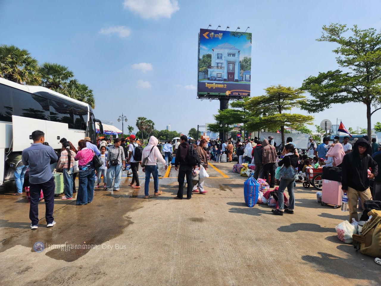 ទិដ្ឋភាព និងសកម្មភាពបងប្អូនប្រជាពលរដ្ឋច្រើនកុះករ បានកំពុងមកទទួលសេវារថយន្តក្រុងសាធារណ: " ជិះដោយមិនបង់ប្រាក់ "របស់រដ្ឋបាលរាជធានីភ្នំពេញក្រោយពីជួបជុំបងប្អូនគ្រួសារ ក្នុងឱកាសអបអរសាទរពិធីបុណ្យចូលឆ្នាំថ្មីប្រពៃណីជាតិខ្មែររួច  - image 25