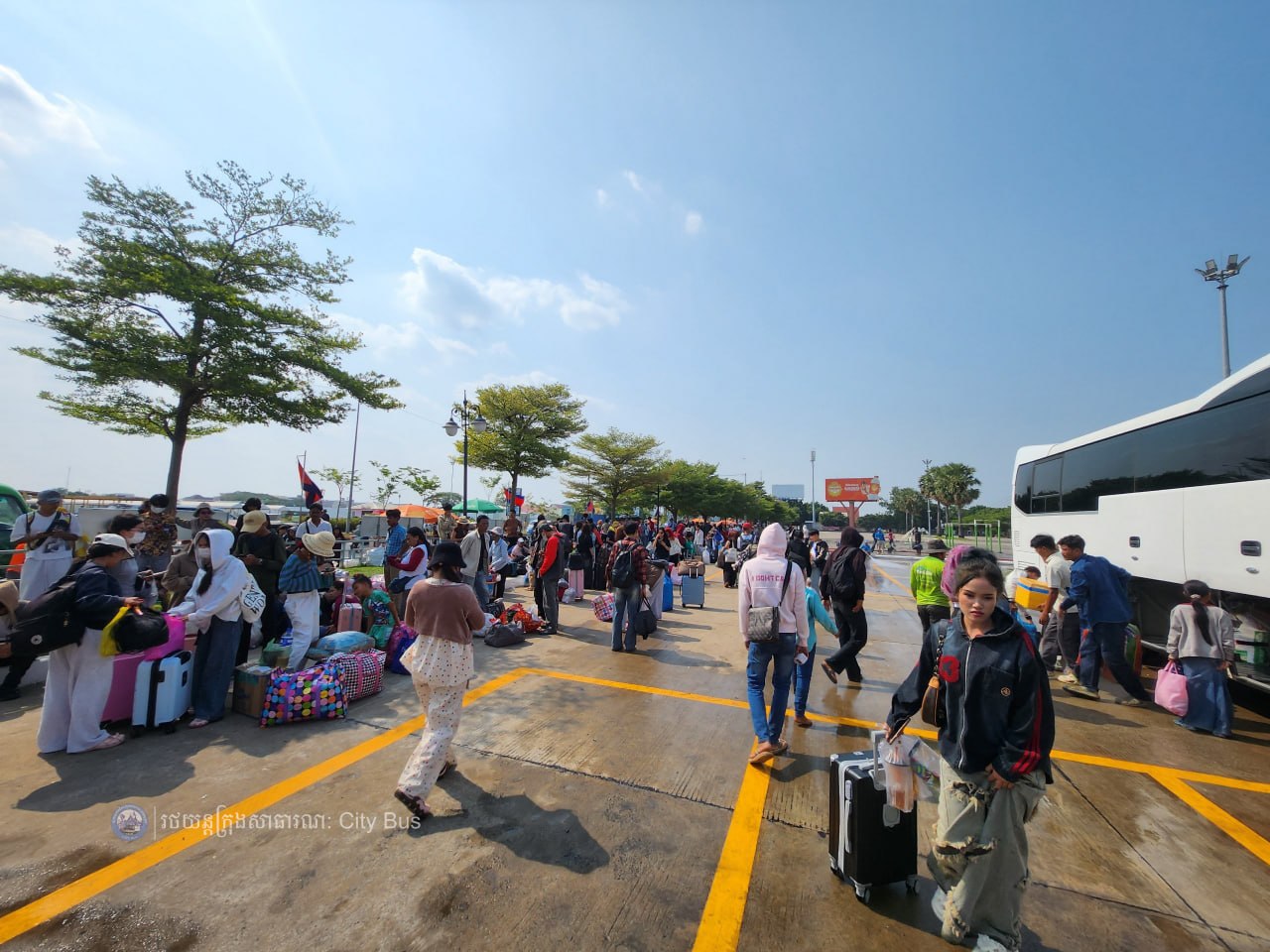 ទិដ្ឋភាព និងសកម្មភាពបងប្អូនប្រជាពលរដ្ឋច្រើនកុះករ បានកំពុងមកទទួលសេវារថយន្តក្រុងសាធារណ: " ជិះដោយមិនបង់ប្រាក់ "របស់រដ្ឋបាលរាជធានីភ្នំពេញក្រោយពីជួបជុំបងប្អូនគ្រួសារ ក្នុងឱកាសអបអរសាទរពិធីបុណ្យចូលឆ្នាំថ្មីប្រពៃណីជាតិខ្មែររួច  - image 26