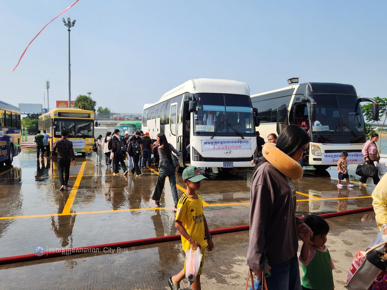 ទិដ្ឋភាព និងសកម្មភាពបងប្អូនប្រជាពលរដ្ឋច្រើនកុះករ បានកំពុងមកទទួលសេវារថយន្តក្រុងសាធារណ: " ជិះដោយមិនបង់ប្រាក់ "របស់រដ្ឋបាលរាជធានីភ្នំពេញក្រោយពីជួបជុំបងប្អូនគ្រួសារ ក្នុងឱកាសអបអរសាទរពិធីបុណ្យចូលឆ្នាំថ្មីប្រពៃណីជាតិខ្មែររួច  - image 27