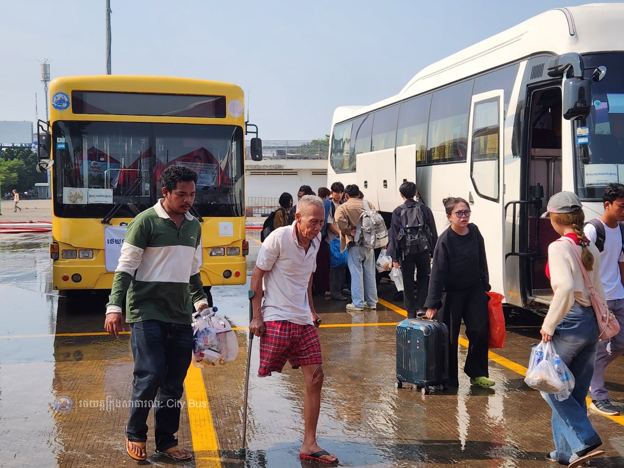 ទិដ្ឋភាព និងសកម្មភាពបងប្អូនប្រជាពលរដ្ឋច្រើនកុះករ បានកំពុងមកទទួលសេវារថយន្តក្រុងសាធារណ: " ជិះដោយមិនបង់ប្រាក់ "របស់រដ្ឋបាលរាជធានីភ្នំពេញក្រោយពីជួបជុំបងប្អូនគ្រួសារ ក្នុងឱកាសអបអរសាទរពិធីបុណ្យចូលឆ្នាំថ្មីប្រពៃណីជាតិខ្មែររួច  - image 28