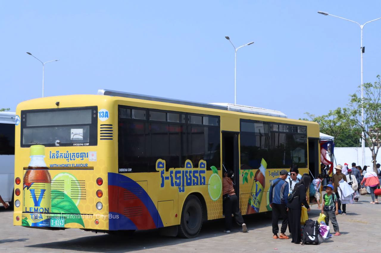 ទិដ្ឋភាព និងសកម្មភាពបងប្អូនប្រជាពលរដ្ឋច្រើនកុះករ បានកំពុងមកទទួលសេវារថយន្តក្រុងសាធារណ: " ជិះដោយមិនបង់ប្រាក់ "របស់រដ្ឋបាលរាជធានីភ្នំពេញក្រោយពីជួបជុំបងប្អូនគ្រួសារ ក្នុងឱកាសអបអរសាទរពិធីបុណ្យចូលឆ្នាំថ្មីប្រពៃណីជាតិខ្មែររួច  - image 30