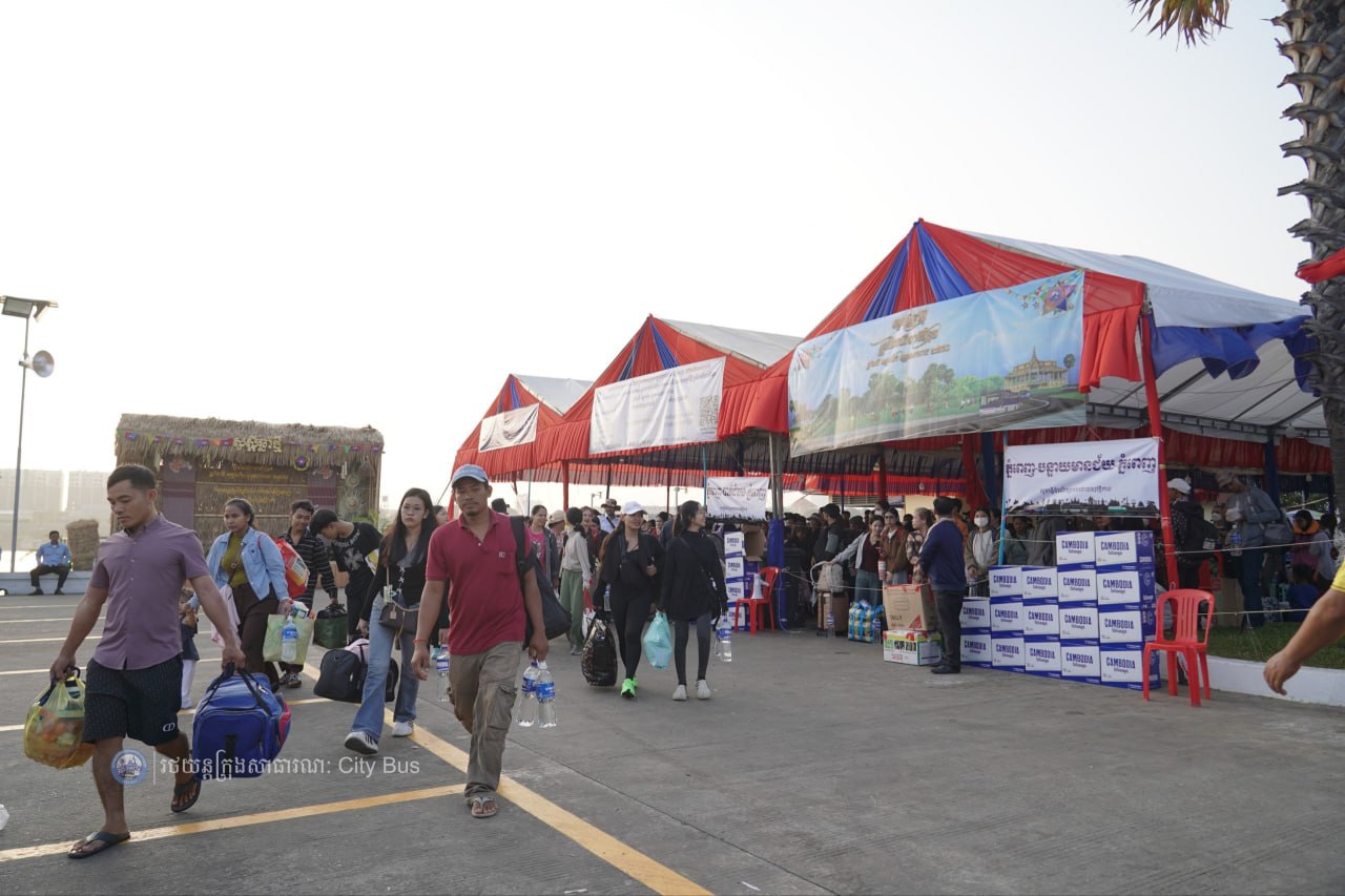 ទិដ្ឋភាព បងប្អូនប្រជាពលរដ្ឋមកទទួលសេវារថយន្ដក្រុងសាធារណ: " ជិះដោយមិនបង់ប្រាក់ " ពីរាជធានីភ្នំពេញទៅតាមបណ្តាខេត្ត និងពីបណ្ដាខេត្ដមករាជធានីភ្នំពេញ ក្នុងឱកាសអបអរសាទរពិធីបុណ្យចូលឆ្នាំថ្មី ប្រពៃណីជាតិខ្មែរ នៅថ្ងៃដឹកជញ្ជូនទី២ នាព្រឹកថ្ងៃទី១៣ ខែមេសា ឆ្នាំ២០២៦។  - image 20