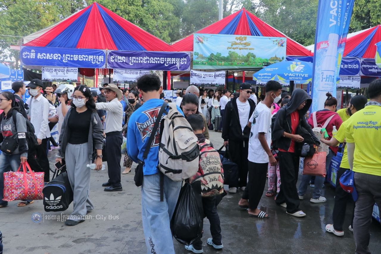 ទិដ្ឋភាព បងប្អូនប្រជាពលរដ្ឋមកទទួលសេវារថយន្ដក្រុងសាធារណ: " ជិះដោយមិនបង់ប្រាក់ " ពីរាជធានីភ្នំពេញទៅតាមបណ្តាខេត្ត និងពីបណ្ដាខេត្ដមករាជធានីភ្នំពេញ ក្នុងឱកាសអបអរសាទរពិធីបុណ្យចូលឆ្នាំថ្មី ប្រពៃណីជាតិខ្មែរ នៅថ្ងៃដឹកជញ្ជូនទី២ នាព្រឹកថ្ងៃទី១៣ ខែមេសា ឆ្នាំ២០២៦។  - image 21