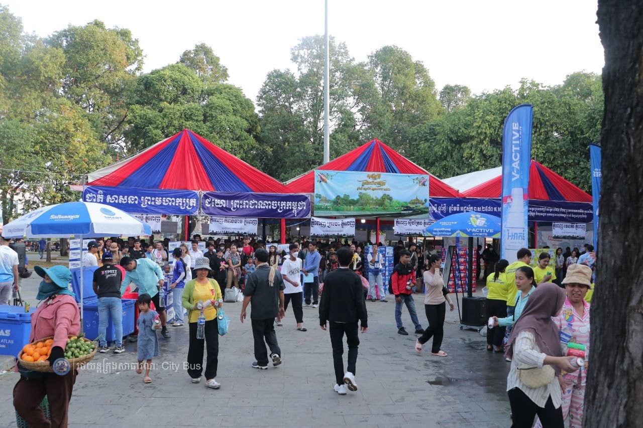 ទិដ្ឋភាព បងប្អូនប្រជាពលរដ្ឋមកទទួលសេវារថយន្ដក្រុងសាធារណ: " ជិះដោយមិនបង់ប្រាក់ " ពីរាជធានីភ្នំពេញទៅតាមបណ្តាខេត្ត និងពីបណ្ដាខេត្ដមករាជធានីភ្នំពេញ ក្នុងឱកាសអបអរសាទរពិធីបុណ្យចូលឆ្នាំថ្មី ប្រពៃណីជាតិខ្មែរ នៅថ្ងៃដឹកជញ្ជូនទី២ នាព្រឹកថ្ងៃទី១៣ ខែមេសា ឆ្នាំ២០២៦។  - image 22