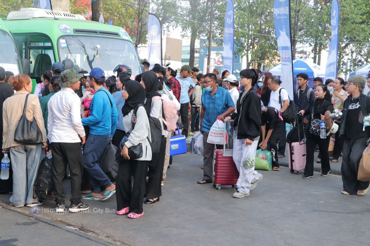 ទិដ្ឋភាព បងប្អូនប្រជាពលរដ្ឋមកទទួលសេវារថយន្ដក្រុងសាធារណ: " ជិះដោយមិនបង់ប្រាក់ " ពីរាជធានីភ្នំពេញទៅតាមបណ្តាខេត្ត និងពីបណ្ដាខេត្ដមករាជធានីភ្នំពេញ ក្នុងឱកាសអបអរសាទរពិធីបុណ្យចូលឆ្នាំថ្មី ប្រពៃណីជាតិខ្មែរ នៅថ្ងៃដឹកជញ្ជូនទី២ នាព្រឹកថ្ងៃទី១៣ ខែមេសា ឆ្នាំ២០២៦។  - image 23