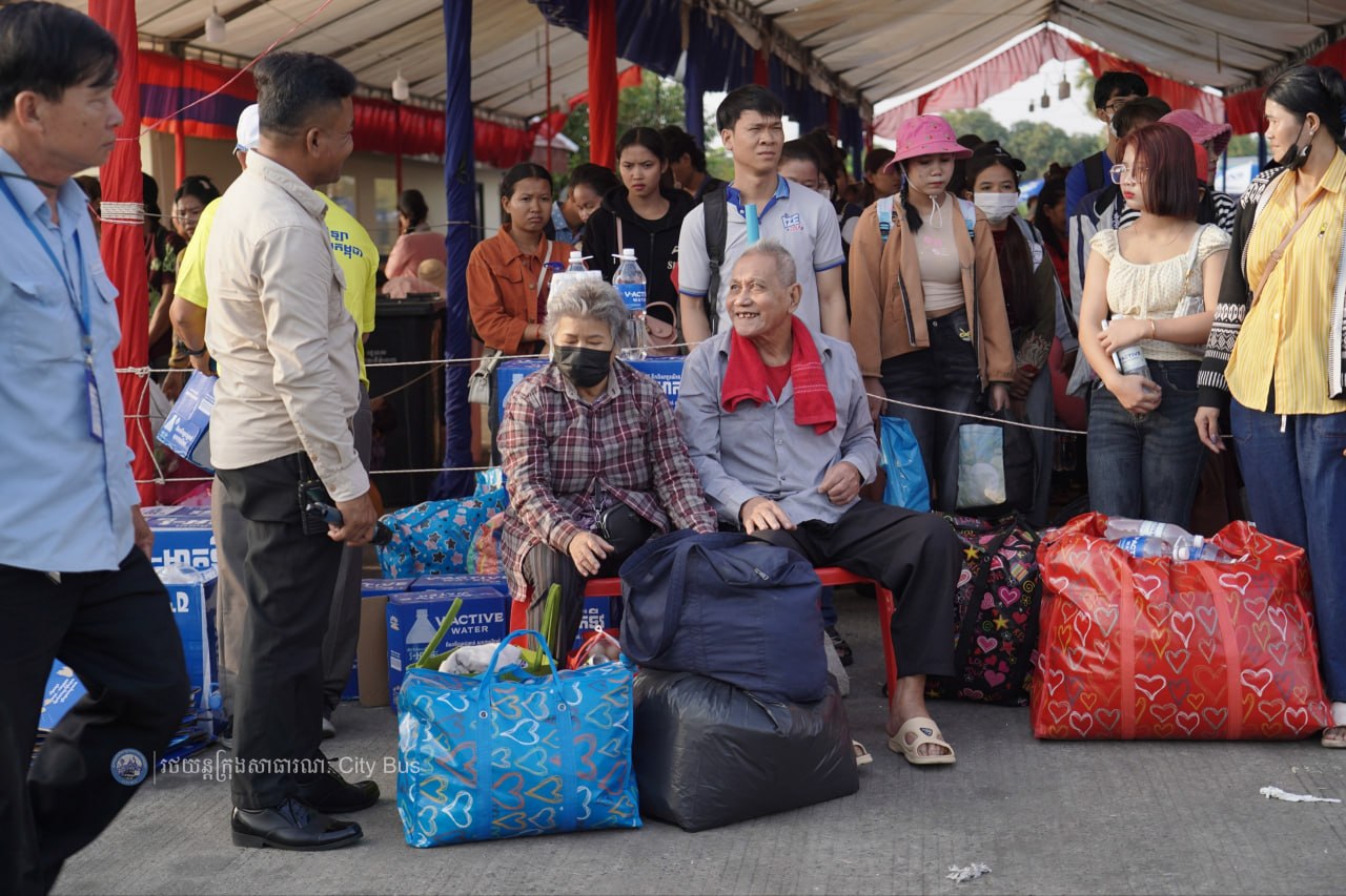 ទិដ្ឋភាព បងប្អូនប្រជាពលរដ្ឋមកទទួលសេវារថយន្ដក្រុងសាធារណ: " ជិះដោយមិនបង់ប្រាក់ " ពីរាជធានីភ្នំពេញទៅតាមបណ្តាខេត្ត និងពីបណ្ដាខេត្ដមករាជធានីភ្នំពេញ ក្នុងឱកាសអបអរសាទរពិធីបុណ្យចូលឆ្នាំថ្មី ប្រពៃណីជាតិខ្មែរ នៅថ្ងៃដឹកជញ្ជូនទី២ នាព្រឹកថ្ងៃទី១៣ ខែមេសា ឆ្នាំ២០២៦។  - image 24