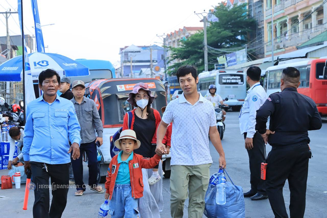 ទិដ្ឋភាព បងប្អូនប្រជាពលរដ្ឋមកទទួលសេវារថយន្ដក្រុងសាធារណ: " ជិះដោយមិនបង់ប្រាក់ " ពីរាជធានីភ្នំពេញទៅតាមបណ្តាខេត្ត និងពីបណ្ដាខេត្ដមករាជធានីភ្នំពេញ ក្នុងឱកាសអបអរសាទរពិធីបុណ្យចូលឆ្នាំថ្មី ប្រពៃណីជាតិខ្មែរ នៅថ្ងៃដឹកជញ្ជូនទី២ នាព្រឹកថ្ងៃទី១៣ ខែមេសា ឆ្នាំ២០២៦។  - image 25