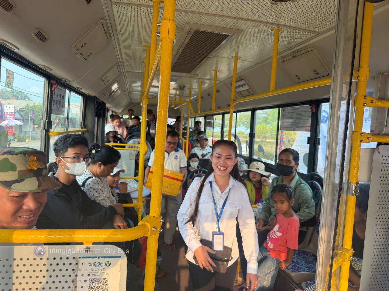 ទិដ្ឋភាព បងប្អូនប្រជាពលរដ្ឋមកទទួលសេវារថយន្ដក្រុងសាធារណ: " ជិះដោយមិនបង់ប្រាក់ " ពីរាជធានីភ្នំពេញទៅតាមបណ្តាខេត្ត និងពីបណ្ដាខេត្ដមករាជធានីភ្នំពេញ ក្នុងឱកាសអបអរសាទរពិធីបុណ្យចូលឆ្នាំថ្មី ប្រពៃណីជាតិខ្មែរ នៅថ្ងៃដឹកជញ្ជូនទី២ នាព្រឹកថ្ងៃទី១៣ ខែមេសា ឆ្នាំ២០២៦។  - image 26