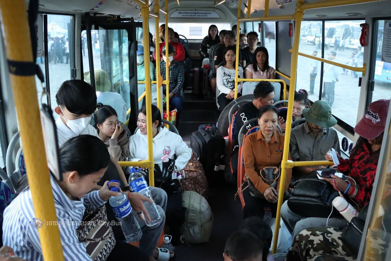 ទិដ្ឋភាព បងប្អូនប្រជាពលរដ្ឋមកទទួលសេវារថយន្ដក្រុងសាធារណ: " ជិះដោយមិនបង់ប្រាក់ " ពីរាជធានីភ្នំពេញទៅតាមបណ្តាខេត្ត និងពីបណ្ដាខេត្ដមករាជធានីភ្នំពេញ ក្នុងឱកាសអបអរសាទរពិធីបុណ្យចូលឆ្នាំថ្មី ប្រពៃណីជាតិខ្មែរ នៅថ្ងៃដឹកជញ្ជូនទី២ នាព្រឹកថ្ងៃទី១៣ ខែមេសា ឆ្នាំ២០២៦។  - image 27