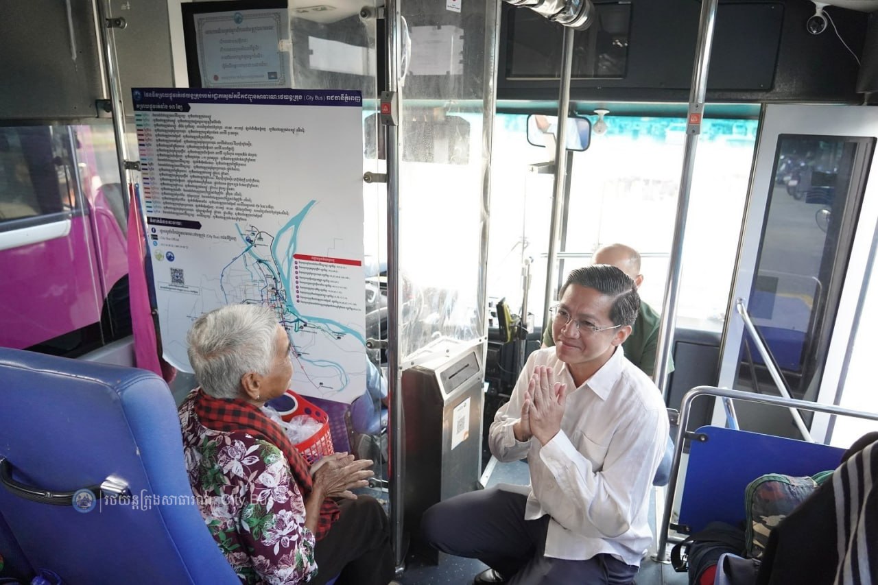 ទិដ្ឋភាព បងប្អូនប្រជាពលរដ្ឋមកទទួលសេវារថយន្ដក្រុងសាធារណ: " ជិះដោយមិនបង់ប្រាក់ " ពីរាជធានីភ្នំពេញទៅតាមបណ្តាខេត្ត និងពីបណ្ដាខេត្ដមករាជធានីភ្នំពេញ ក្នុងឱកាសអបអរសាទរពិធីបុណ្យចូលឆ្នាំថ្មី ប្រពៃណីជាតិខ្មែរ នៅថ្ងៃដឹកជញ្ជូនទី៣នាព្រឹក ថ្ងៃទី១៤ ខែមេសា ឆ្នាំ២០២៦។