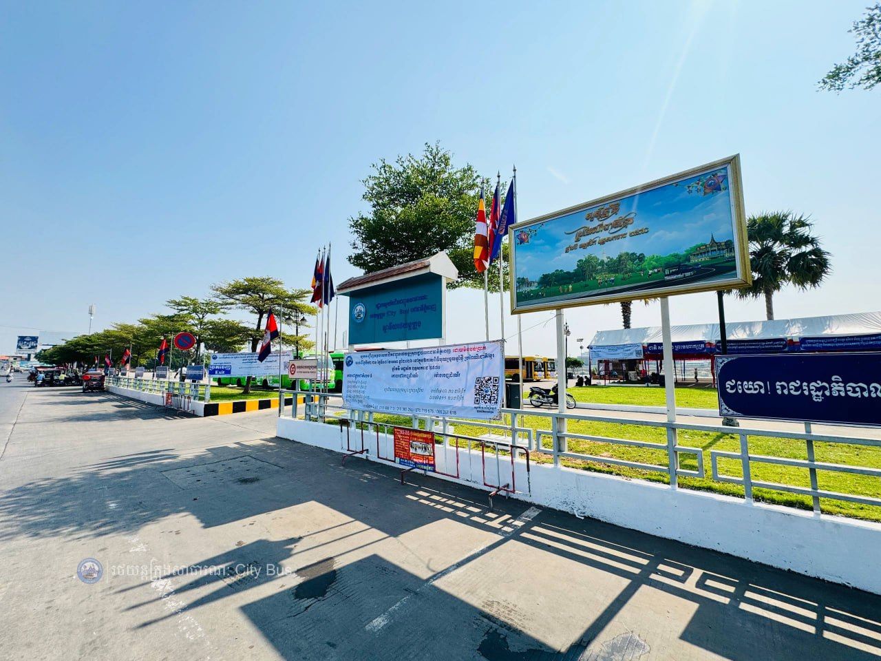 រថយន្តក្រុងសាធារណៈដែលរៀបចំដោយរដ្ឋបាលរាជធានីភ្នំពេញ បានត្រៀមរួចរាល់ ទាំងរថយន្ត ទាំងអ្នកបើកបរ និងមានទឹកពិសាបរិសុទ្ធដោយឥតគិតថ្លៃ នៅតាមគោលដៅចេញដំណើរនីមួយៗ សម្រាប់ដឹកជញ្ជូនបងប្អូនប្រជាពលរដ្ឋ ក្នុងការធ្វើដំណើរទៅលេងស្រុកកំណើត ជួបជុំបងប្អូនគ្រួសារ ក្នុងឱកាសអបអរសាទរពិធីបុណ្យចូលឆ្នាំប្រពៃណីជាតិខ្មែរ  - image 7