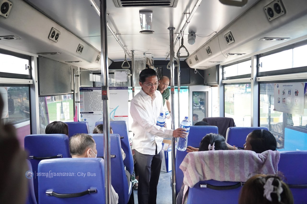 ទិដ្ឋភាព បងប្អូនប្រជាពលរដ្ឋមកទទួលសេវារថយន្ដក្រុងសាធារណ: " ជិះដោយមិនបង់ប្រាក់ " ពីរាជធានីភ្នំពេញទៅតាមបណ្តាខេត្ត និងពីបណ្ដាខេត្ដមករាជធានីភ្នំពេញ ក្នុងឱកាសអបអរសាទរពិធីបុណ្យចូលឆ្នាំថ្មី ប្រពៃណីជាតិខ្មែរ នៅថ្ងៃដឹកជញ្ជូនទី៣នាព្រឹក​ ថ្ងៃទី១៤ ខែមេសា ឆ្នាំ២០២៦។ - image 2