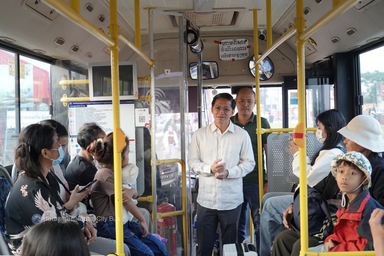 ទិដ្ឋភាព បងប្អូនប្រជាពលរដ្ឋមកទទួលសេវារថយន្ដក្រុងសាធារណ: " ជិះដោយមិនបង់ប្រាក់ " ពីរាជធានីភ្នំពេញទៅតាមបណ្តាខេត្ត និងពីបណ្ដាខេត្ដមករាជធានីភ្នំពេញ ក្នុងឱកាសអបអរសាទរពិធីបុណ្យចូលឆ្នាំថ្មី ប្រពៃណីជាតិខ្មែរ នៅថ្ងៃដឹកជញ្ជូនទី៣នាព្រឹក​ ថ្ងៃទី១៤ ខែមេសា ឆ្នាំ២០២៦។ - image 3