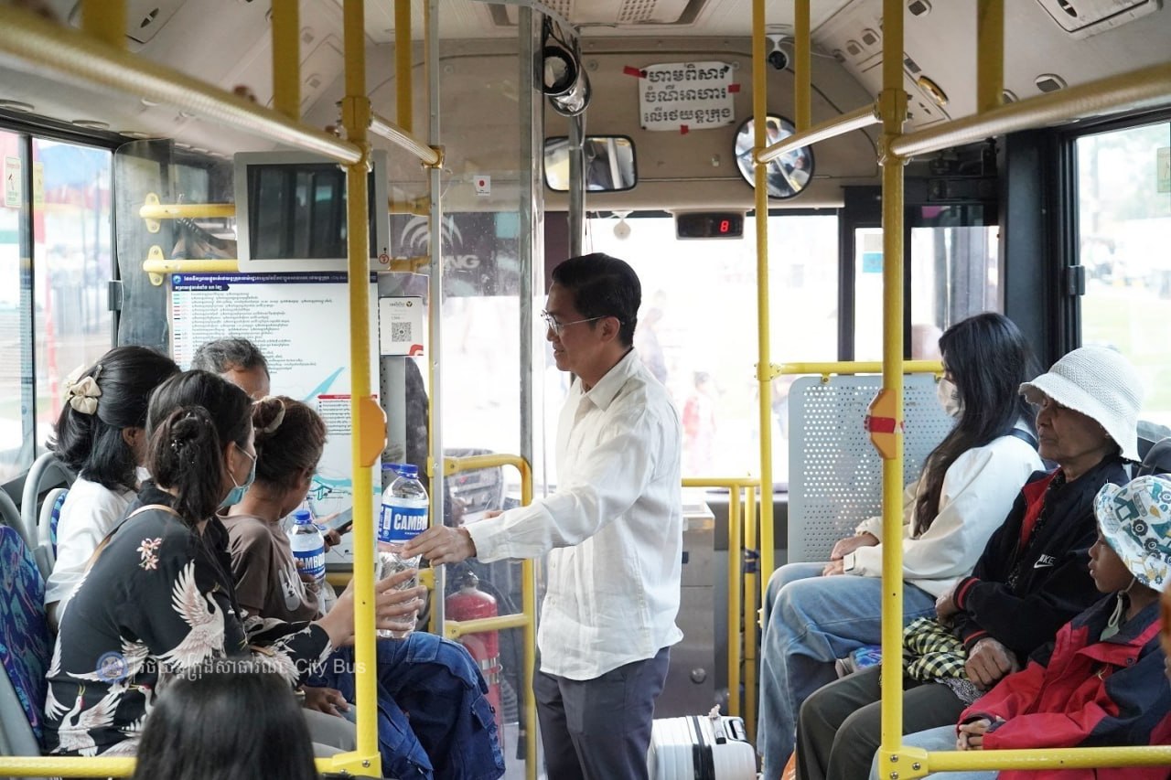 ទិដ្ឋភាព បងប្អូនប្រជាពលរដ្ឋមកទទួលសេវារថយន្ដក្រុងសាធារណ: " ជិះដោយមិនបង់ប្រាក់ " ពីរាជធានីភ្នំពេញទៅតាមបណ្តាខេត្ត និងពីបណ្ដាខេត្ដមករាជធានីភ្នំពេញ ក្នុងឱកាសអបអរសាទរពិធីបុណ្យចូលឆ្នាំថ្មី ប្រពៃណីជាតិខ្មែរ នៅថ្ងៃដឹកជញ្ជូនទី៣នាព្រឹក​ ថ្ងៃទី១៤ ខែមេសា ឆ្នាំ២០២៦។ - image 4