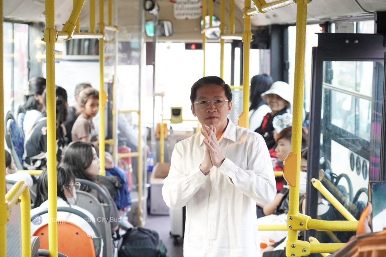 ទិដ្ឋភាព បងប្អូនប្រជាពលរដ្ឋមកទទួលសេវារថយន្ដក្រុងសាធារណ: " ជិះដោយមិនបង់ប្រាក់ " ពីរាជធានីភ្នំពេញទៅតាមបណ្តាខេត្ត និងពីបណ្ដាខេត្ដមករាជធានីភ្នំពេញ ក្នុងឱកាសអបអរសាទរពិធីបុណ្យចូលឆ្នាំថ្មី ប្រពៃណីជាតិខ្មែរ នៅថ្ងៃដឹកជញ្ជូនទី៣នាព្រឹក​ ថ្ងៃទី១៤ ខែមេសា ឆ្នាំ២០២៦។ - image 5