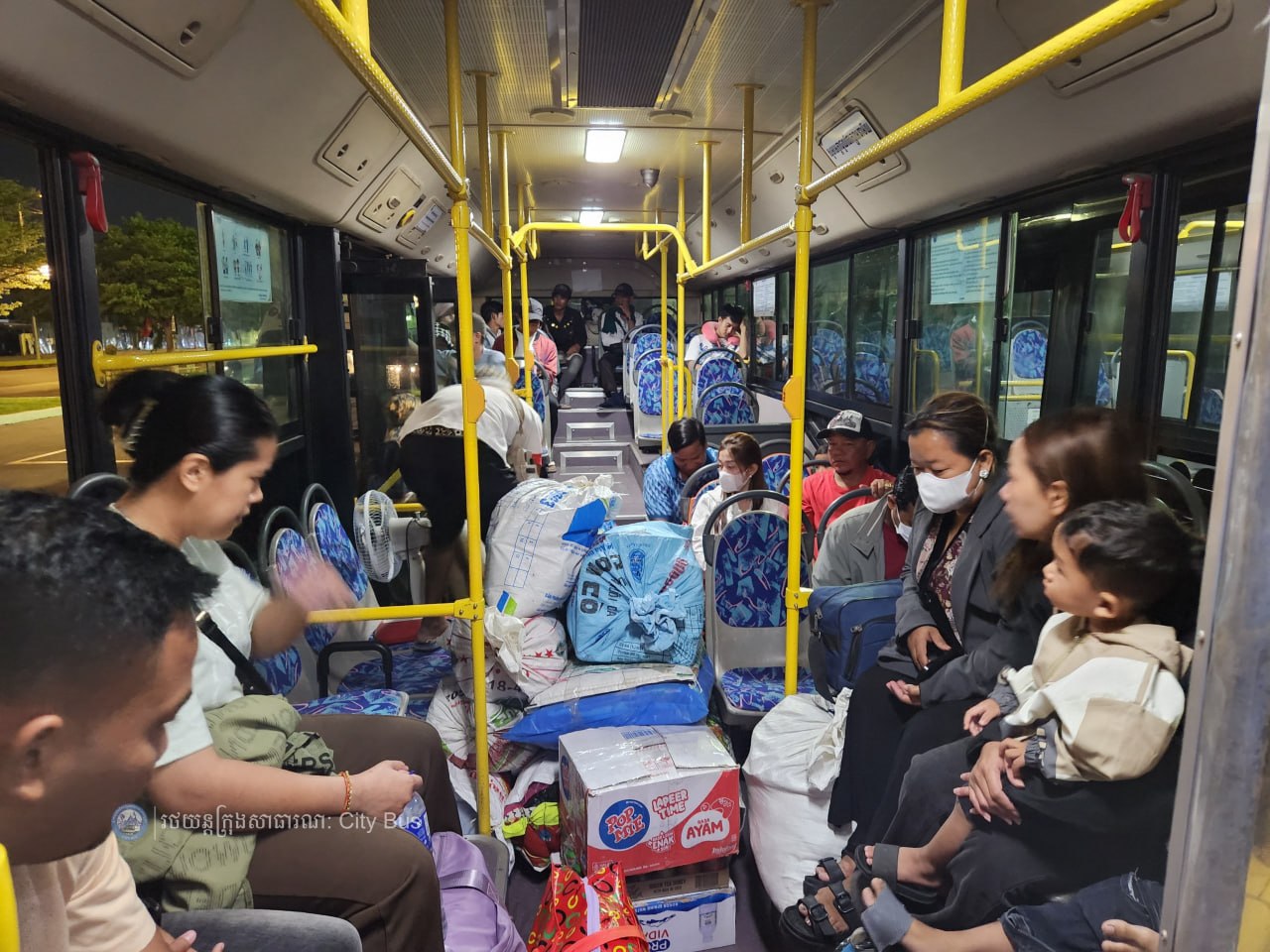 ទិដ្ឋភាព បងប្អូនប្រជាពលរដ្ឋមកទទួលសេវារថយន្ដក្រុងសាធារណ: " ជិះដោយមិនបង់ប្រាក់ " ពីរាជធានីភ្នំពេញទៅតាមបណ្តាខេត្ត និងពីបណ្ដាខេត្ដមករាជធានីភ្នំពេញ ក្នុងឱកាសអបអរសាទរពិធីបុណ្យចូលឆ្នាំថ្មី ប្រពៃណីជាតិខ្មែរ នៅថ្ងៃដឹកជញ្ជូនទី៣នាព្រឹក​ ថ្ងៃទី១៤ ខែមេសា ឆ្នាំ២០២៦។ - image 6