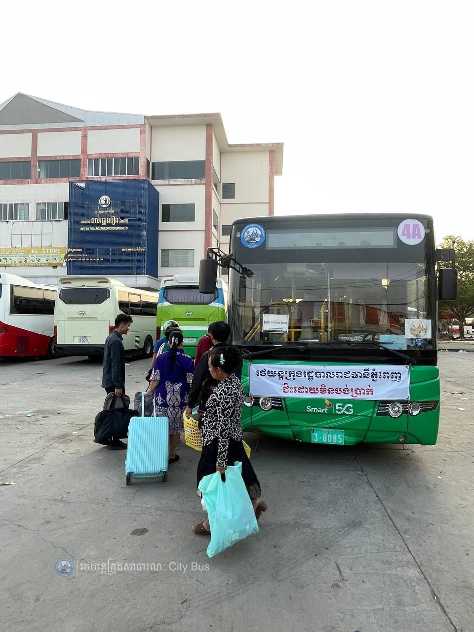 ទិដ្ឋភាព បងប្អូនប្រជាពលរដ្ឋមកទទួលសេវារថយន្ដក្រុងសាធារណ: " ជិះដោយមិនបង់ប្រាក់ " ពីរាជធានីភ្នំពេញទៅតាមបណ្តាខេត្ត និងពីបណ្ដាខេត្ដមករាជធានីភ្នំពេញ ក្នុងឱកាសអបអរសាទរពិធីបុណ្យចូលឆ្នាំថ្មី ប្រពៃណីជាតិខ្មែរ នៅថ្ងៃដឹកជញ្ជូនទី៣នាព្រឹក​ ថ្ងៃទី១៤ ខែមេសា ឆ្នាំ២០២៦។ - image 7