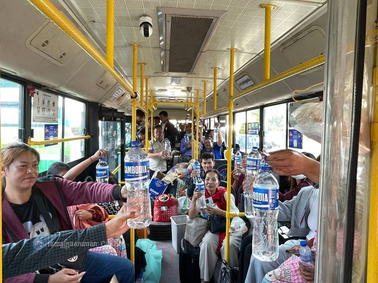 ទិដ្ឋភាព បងប្អូនប្រជាពលរដ្ឋមកទទួលសេវារថយន្ដក្រុងសាធារណ: " ជិះដោយមិនបង់ប្រាក់ " ពីរាជធានីភ្នំពេញទៅតាមបណ្តាខេត្ត និងពីបណ្ដាខេត្ដមករាជធានីភ្នំពេញ ក្នុងឱកាសអបអរសាទរពិធីបុណ្យចូលឆ្នាំថ្មី ប្រពៃណីជាតិខ្មែរ នៅថ្ងៃដឹកជញ្ជូនទី៣នាព្រឹក​ ថ្ងៃទី១៤ ខែមេសា ឆ្នាំ២០២៦។ - image 8