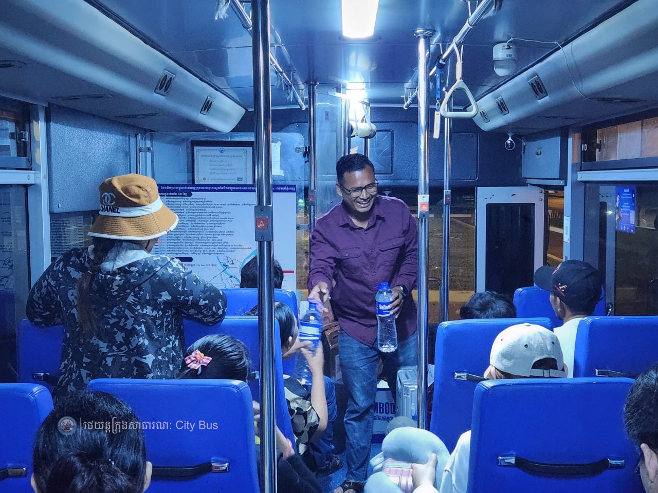 ទិដ្ឋភាព បងប្អូនប្រជាពលរដ្ឋមកទទួលសេវារថយន្ដក្រុងសាធារណ: " ជិះដោយមិនបង់ប្រាក់ " ពីរាជធានីភ្នំពេញទៅតាមបណ្តាខេត្ត និងពីបណ្ដាខេត្ដមករាជធានីភ្នំពេញ ក្នុងឱកាសអបអរសាទរពិធីបុណ្យចូលឆ្នាំថ្មី ប្រពៃណីជាតិខ្មែរ នៅថ្ងៃដឹកជញ្ជូនទី៣នាព្រឹក​ ថ្ងៃទី១៤ ខែមេសា ឆ្នាំ២០២៦។ - image 9