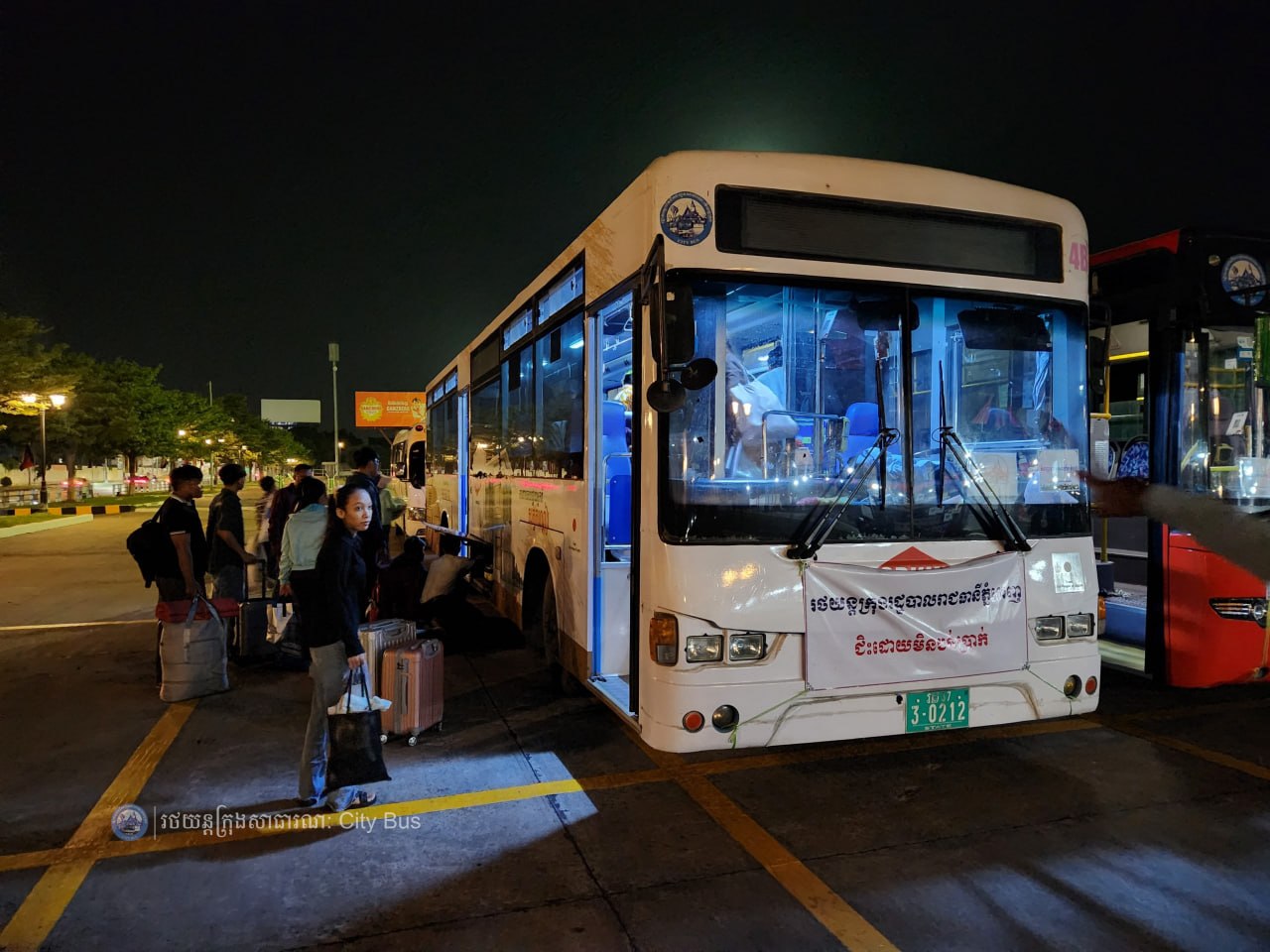 ទិដ្ឋភាព បងប្អូនប្រជាពលរដ្ឋមកទទួលសេវារថយន្ដក្រុងសាធារណ: " ជិះដោយមិនបង់ប្រាក់ " ពីរាជធានីភ្នំពេញទៅតាមបណ្តាខេត្ត និងពីបណ្ដាខេត្ដមករាជធានីភ្នំពេញ ក្នុងឱកាសអបអរសាទរពិធីបុណ្យចូលឆ្នាំថ្មី ប្រពៃណីជាតិខ្មែរ នៅថ្ងៃដឹកជញ្ជូនទី៣នាព្រឹក​ ថ្ងៃទី១៤ ខែមេសា ឆ្នាំ២០២៦។ - image 10