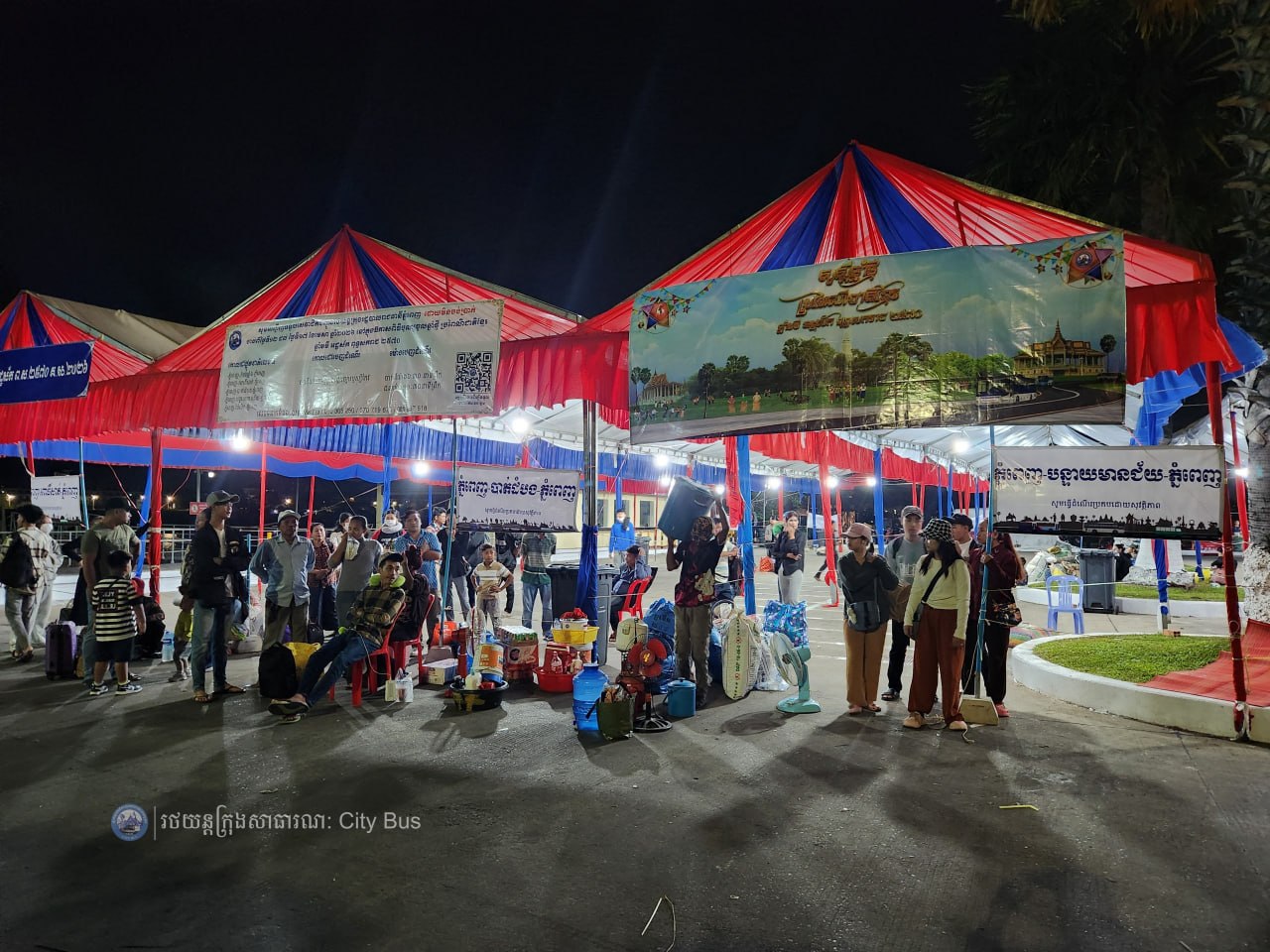 ទិដ្ឋភាព បងប្អូនប្រជាពលរដ្ឋមកទទួលសេវារថយន្ដក្រុងសាធារណ: " ជិះដោយមិនបង់ប្រាក់ " ពីរាជធានីភ្នំពេញទៅតាមបណ្តាខេត្ត និងពីបណ្ដាខេត្ដមករាជធានីភ្នំពេញ ក្នុងឱកាសអបអរសាទរពិធីបុណ្យចូលឆ្នាំថ្មី ប្រពៃណីជាតិខ្មែរ នៅថ្ងៃដឹកជញ្ជូនទី៣នាព្រឹក​ ថ្ងៃទី១៤ ខែមេសា ឆ្នាំ២០២៦។ - image 11