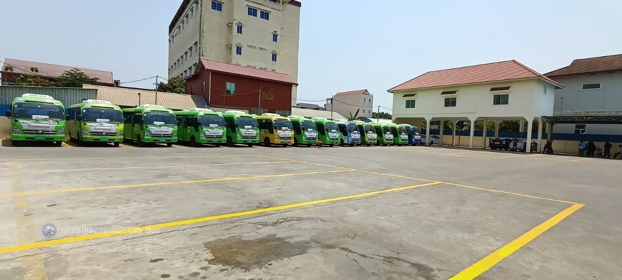 រថយន្តក្រុងសាធារណៈដែលរៀបចំដោយរដ្ឋបាលរាជធានីភ្នំពេញ បានត្រៀមរួចរាល់ ទាំងរថយន្ត ទាំងអ្នកបើកបរ និងមានទឹកពិសាបរិសុទ្ធដោយឥតគិតថ្លៃ នៅតាមគោលដៅចេញដំណើរនីមួយៗ សម្រាប់ដឹកជញ្ជូនបងប្អូនប្រជាពលរដ្ឋ ក្នុងការធ្វើដំណើរទៅលេងស្រុកកំណើត ជួបជុំបងប្អូនគ្រួសារ ក្នុងឱកាសអបអរសាទរពិធីបុណ្យចូលឆ្នាំប្រពៃណីជាតិខ្មែរ  - image 8