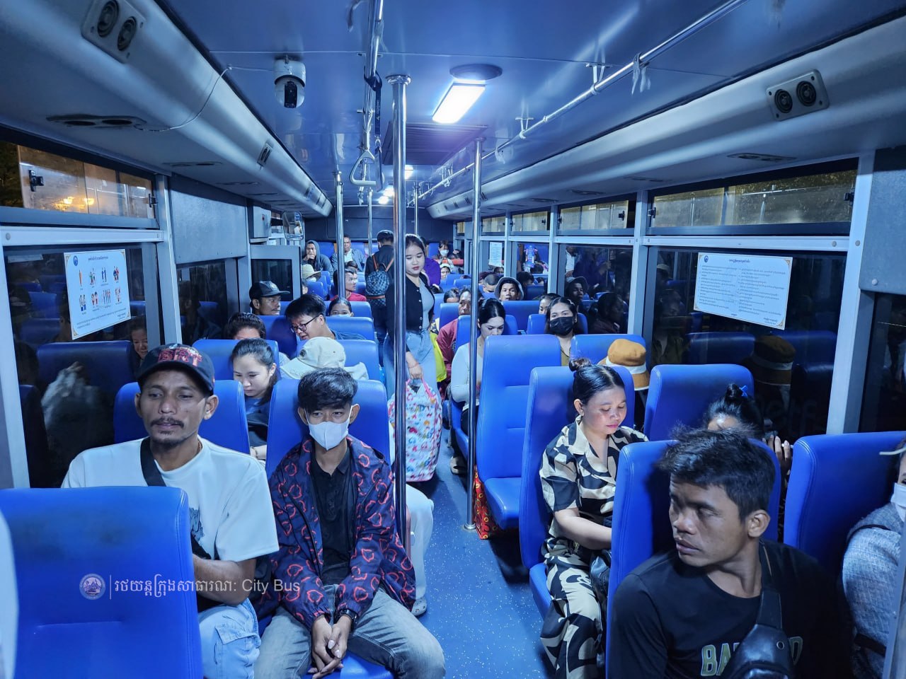 ទិដ្ឋភាព បងប្អូនប្រជាពលរដ្ឋមកទទួលសេវារថយន្ដក្រុងសាធារណ: " ជិះដោយមិនបង់ប្រាក់ " ពីរាជធានីភ្នំពេញទៅតាមបណ្តាខេត្ត និងពីបណ្ដាខេត្ដមករាជធានីភ្នំពេញ ក្នុងឱកាសអបអរសាទរពិធីបុណ្យចូលឆ្នាំថ្មី ប្រពៃណីជាតិខ្មែរ នៅថ្ងៃដឹកជញ្ជូនទី៣នាព្រឹក​ ថ្ងៃទី១៤ ខែមេសា ឆ្នាំ២០២៦។ - image 12