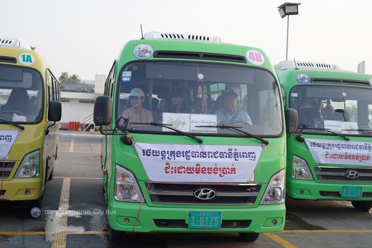 ទិដ្ឋភាព បងប្អូនប្រជាពលរដ្ឋមកទទួលសេវារថយន្ដក្រុងសាធារណ: " ជិះដោយមិនបង់ប្រាក់ " ពីរាជធានីភ្នំពេញទៅតាមបណ្តាខេត្ត និងពីបណ្ដាខេត្ដមករាជធានីភ្នំពេញ ក្នុងឱកាសអបអរសាទរពិធីបុណ្យចូលឆ្នាំថ្មី ប្រពៃណីជាតិខ្មែរ នៅថ្ងៃដឹកជញ្ជូនទី៣នាព្រឹក​ ថ្ងៃទី១៤ ខែមេសា ឆ្នាំ២០២៦។ - image 13