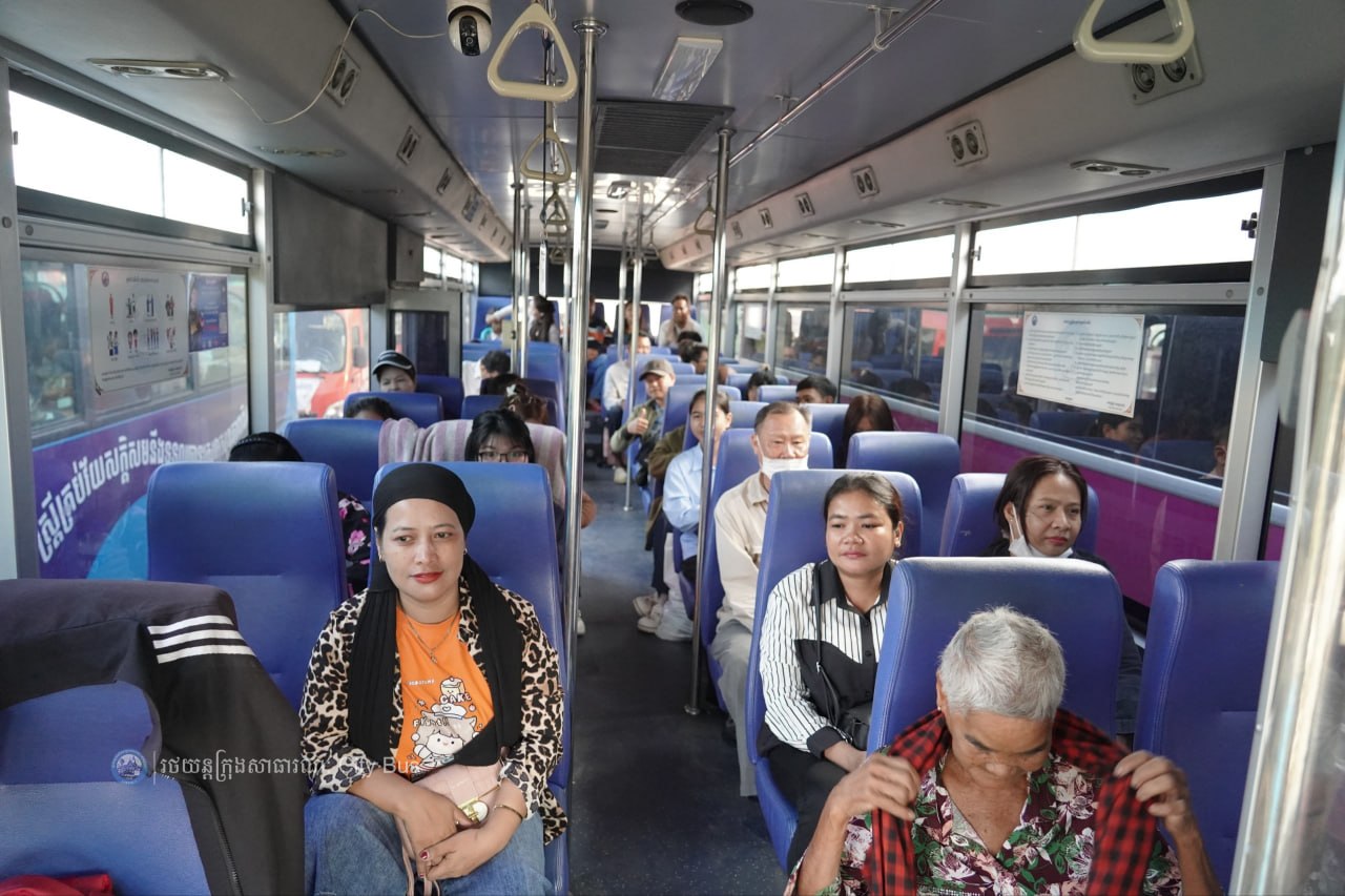 ទិដ្ឋភាព បងប្អូនប្រជាពលរដ្ឋមកទទួលសេវារថយន្ដក្រុងសាធារណ: " ជិះដោយមិនបង់ប្រាក់ " ពីរាជធានីភ្នំពេញទៅតាមបណ្តាខេត្ត និងពីបណ្ដាខេត្ដមករាជធានីភ្នំពេញ ក្នុងឱកាសអបអរសាទរពិធីបុណ្យចូលឆ្នាំថ្មី ប្រពៃណីជាតិខ្មែរ នៅថ្ងៃដឹកជញ្ជូនទី៣នាព្រឹក​ ថ្ងៃទី១៤ ខែមេសា ឆ្នាំ២០២៦។ - image 14