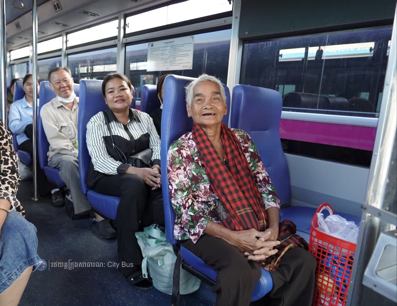 ទិដ្ឋភាព បងប្អូនប្រជាពលរដ្ឋមកទទួលសេវារថយន្ដក្រុងសាធារណ: " ជិះដោយមិនបង់ប្រាក់ " ពីរាជធានីភ្នំពេញទៅតាមបណ្តាខេត្ត និងពីបណ្ដាខេត្ដមករាជធានីភ្នំពេញ ក្នុងឱកាសអបអរសាទរពិធីបុណ្យចូលឆ្នាំថ្មី ប្រពៃណីជាតិខ្មែរ នៅថ្ងៃដឹកជញ្ជូនទី៣នាព្រឹក​ ថ្ងៃទី១៤ ខែមេសា ឆ្នាំ២០២៦។ - image 15