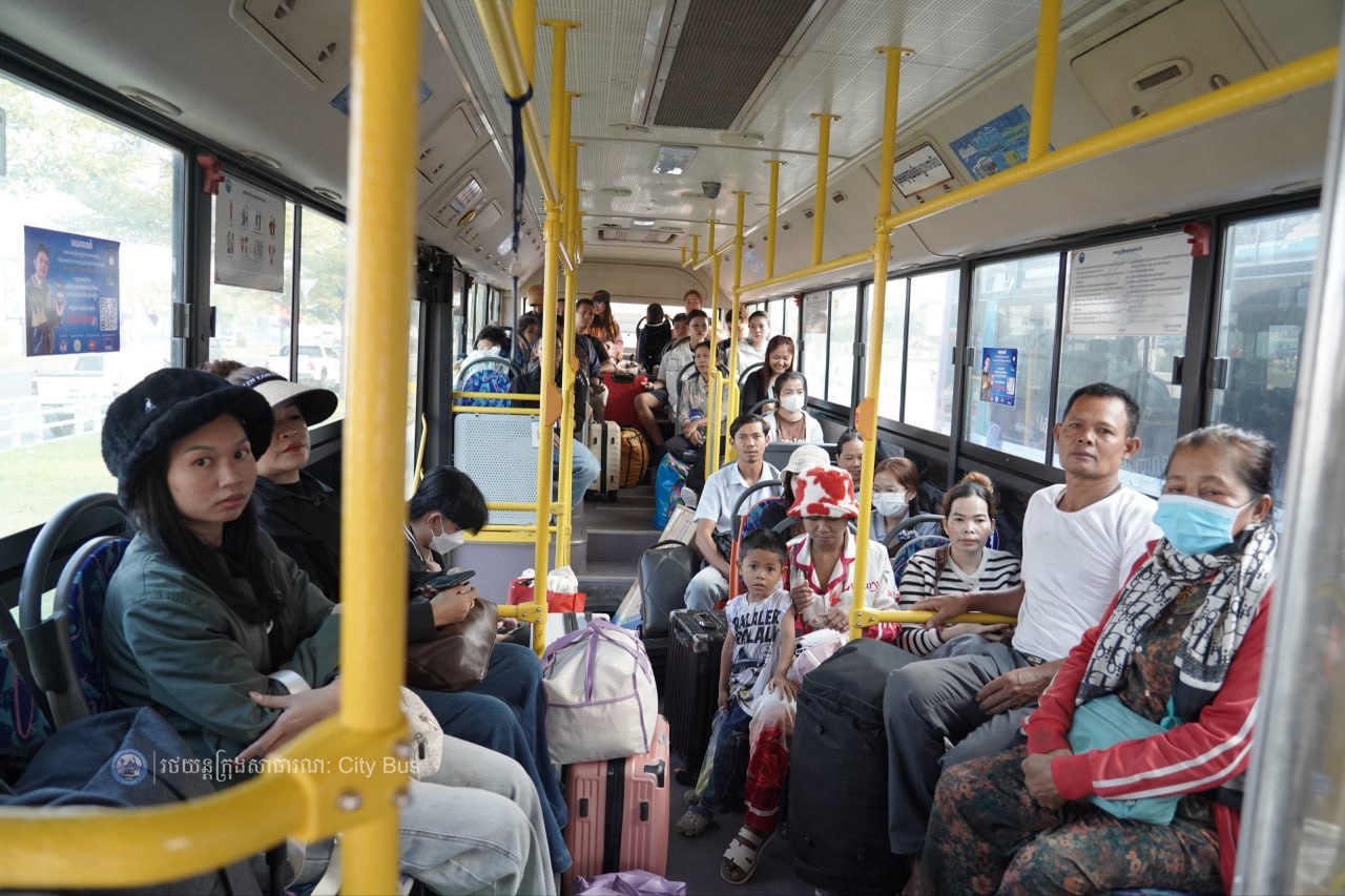 ទិដ្ឋភាព បងប្អូនប្រជាពលរដ្ឋមកទទួលសេវារថយន្ដក្រុងសាធារណ: " ជិះដោយមិនបង់ប្រាក់ " ពីរាជធានីភ្នំពេញទៅតាមបណ្តាខេត្ត និងពីបណ្ដាខេត្ដមករាជធានីភ្នំពេញ ក្នុងឱកាសអបអរសាទរពិធីបុណ្យចូលឆ្នាំថ្មី ប្រពៃណីជាតិខ្មែរ នៅថ្ងៃដឹកជញ្ជូនទី៣នាព្រឹក​ ថ្ងៃទី១៤ ខែមេសា ឆ្នាំ២០២៦។ - image 16